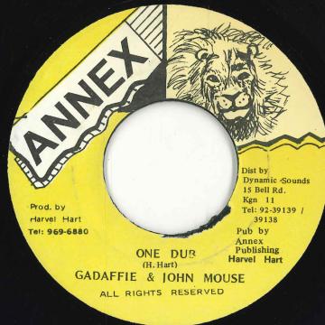 ・アーティスト Gadaffi & John Mouse ・タイトル One Dub ・レーベル・型番 Annex NONE ・フォーマット 7インチレコード ・コンディション(盤) 良い (VG+) ・コンディション(ジャケット) ・コンディション(帯) オビなし ・特記事項 【EX-/SEW 】 サンプル画像です。実際の商品の画像ではありません 商品写真はバーコード/カタログ番号に対応したサンプル画像ですので、お送りする商品の画像ではありません。帯やライナーなどの付属品は、特記事項に記載されている場合のみ含まれます。プロモやカラーレコードなどの仕様についても、該当する場合のみ特記事項に記載しています。 【ご購入前に必ずご確認ください】 ・本店サイト(www.recordcity.jp)とは価格、送料が違います ・本店サイト、その他支店のオーダーとは同梱発送できません ・注文確定後に別の注文を頂いた場合、注文同士の同梱は致しかねます。 ・別倉庫から発送しているため、店頭受け渡しは対応しておりません ・一部商品は他の通販サイトでも販売しているため、ご注文のタイミングによっては商品のご用意ができない場合がございます。 ・土日祝日はお休みです 金曜・祝前日9時以降のご連絡またはご入金は、返答または発送が週明け・祝日明けに順次対応となります。 ・ご購入後のキャンセル不可 ご購入後のキャンセルはいかなる理由においてもお受けできません。ご了承の上、ご購入くださいませ。 ・日本郵便(ゆうパック/ゆうメール)によるお届けになります。 ・中古品であることをご理解ください 当ストアでは中古商品を主に販売しております。中古品であることをご理解の上ご購入ください。また、一部商品はRecordCityオンラインストアで試聴可能です。 ・返品について お客様のご都合による返品は一切承っておりません。 表記の内容と実際の商品に相違がある場合、また針飛び等で返品・返金をご希望される場合は、商品の到着後1週間以内にご連絡ください。商品の返送をこちらで確認後、キャンセル・返金を行います。 コンディションVG以下の商品は返品できません。プレイに影響のない表面のこすれ傷、プレス起因のノイズ盤は返品の対象外です。 【コンディション表記】 ・ほぼ新品(M-)(Like New) 完全な新品。未使用。当店ではほぼ使用しません ・非常に良い(EX)(Excellent) 中古盤として美品な状態。わずかな経年を感じるものの傷みを感じさせない、当店基準で最高の状態 ・良い(VG+)(Very Good Plus) 丁寧に扱われた中古品で、軽い使用感がみられる。 ・可(VG)(Acceptable) 使い込まれた中古品で、「良い」よりもさらに使用感がみられる。 ・悪い(VG-)(Bad) 状態が悪いアイテム。使用の保障はなく、再生不可、針飛び、目立つノイズがあるかもしれない。状態によるクレーム不可。返品不可。 ・非常に悪い(G)(Very Bad) 「悪い」よりさらに状態が悪いアイテム。使用の保障はなく、再生不可、針飛び、目立つノイズがあるかもしれない。状態によるクレーム不可。返品不可。 ・ジャンク(Fair)(Junk/Fair) 割れている、反っている、水ダメージがある、カビ、ジャケットが分離している、ひどい書き込み、ひどい擦れなど最低の状態。使用の保障はなく、再生不可、針飛び、目立つノイズがあるかもしれない。状態によるクレーム不可。返品不可。 ・ジャンク(Poor)(Junk/Poor) 割れている、反っている、水ダメージがある、カビ、ジャケットが分離している、ひどい書き込み、ひどい擦れなど最低の状態。使用の保障はなく、再生不可、針飛び、目立つノイズがあるかもしれない。状態によるクレーム不可。返品不可。