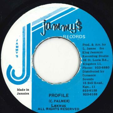 ・アーティスト Lexxus ・タイトル Profile ・レーベル・型番 Jammy's Records 22257 ・フォーマット 7インチレコード ・コンディション(盤) 良い (VG+) ・コンディション(ジャケット) ・コンディション(帯) オビなし ・特記事項 【EX-/SEW/SLD B:SACI/scratch B面に目立つキズがあり、少しノイズが乗ります。】 サンプル画像です。実際の商品の画像ではありません 商品写真はバーコード/カタログ番号に対応したサンプル画像ですので、お送りする商品の画像ではありません。帯やライナーなどの付属品は、特記事項に記載されている場合のみ含まれます。プロモやカラーレコードなどの仕様についても、該当する場合のみ特記事項に記載しています。 【ご購入前に必ずご確認ください】 ・本店サイト(www.recordcity.jp)とは価格、送料が違います ・本店サイト、その他支店のオーダーとは同梱発送できません ・注文確定後に別の注文を頂いた場合、注文同士の同梱は致しかねます。 ・別倉庫から発送しているため、店頭受け渡しは対応しておりません ・一部商品は他の通販サイトでも販売しているため、ご注文のタイミングによっては商品のご用意ができない場合がございます。 ・土日祝日はお休みです 金曜・祝前日9時以降のご連絡またはご入金は、返答または発送が週明け・祝日明けに順次対応となります。 ・ご購入後のキャンセル不可 ご購入後のキャンセルはいかなる理由においてもお受けできません。ご了承の上、ご購入くださいませ。 ・日本郵便(ゆうパック/ゆうメール)によるお届けになります。 ・中古品であることをご理解ください 当ストアでは中古商品を主に販売しております。中古品であることをご理解の上ご購入ください。また、一部商品はRecordCityオンラインストアで試聴可能です。 ・返品について お客様のご都合による返品は一切承っておりません。 表記の内容と実際の商品に相違がある場合、また針飛び等で返品・返金をご希望される場合は、商品の到着後1週間以内にご連絡ください。商品の返送をこちらで確認後、キャンセル・返金を行います。 コンディションVG以下の商品は返品できません。プレイに影響のない表面のこすれ傷、プレス起因のノイズ盤は返品の対象外です。 【コンディション表記】 ・ほぼ新品(M-)(Like New) 完全な新品。未使用。当店ではほぼ使用しません ・非常に良い(EX)(Excellent) 中古盤として美品な状態。わずかな経年を感じるものの傷みを感じさせない、当店基準で最高の状態 ・良い(VG+)(Very Good Plus) 丁寧に扱われた中古品で、軽い使用感がみられる。 ・可(VG)(Acceptable) 使い込まれた中古品で、「良い」よりもさらに使用感がみられる。 ・悪い(VG-)(Bad) 状態が悪いアイテム。使用の保障はなく、再生不可、針飛び、目立つノイズがあるかもしれない。状態によるクレーム不可。返品不可。 ・非常に悪い(G)(Very Bad) 「悪い」よりさらに状態が悪いアイテム。使用の保障はなく、再生不可、針飛び、目立つノイズがあるかもしれない。状態によるクレーム不可。返品不可。 ・ジャンク(Fair)(Junk/Fair) 割れている、反っている、水ダメージがある、カビ、ジャケットが分離している、ひどい書き込み、ひどい擦れなど最低の状態。使用の保障はなく、再生不可、針飛び、目立つノイズがあるかもしれない。状態によるクレーム不可。返品不可。 ・ジャンク(Poor)(Junk/Poor) 割れている、反っている、水ダメージがある、カビ、ジャケットが分離している、ひどい書き込み、ひどい擦れなど最低の状態。使用の保障はなく、再生不可、針飛び、目立つノイズがあるかもしれない。状態によるクレーム不可。返品不可。