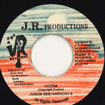 ・アーティスト Junior Reid & Anthony B ・タイトル Victim ・レーベル・型番 J.R. Productions NONE ・フォーマット 7インチレコード ・コンディション(盤) 非常に良い(EX) ・コンディション(ジャケット) ・コンディション(帯) オビなし ・特記事項 【EX/SEW/stain 】 サンプル画像です。実際の商品の画像ではありません 商品写真はバーコード/カタログ番号に対応したサンプル画像ですので、お送りする商品の画像ではありません。帯やライナーなどの付属品は、特記事項に記載されている場合のみ含まれます。プロモやカラーレコードなどの仕様についても、該当する場合のみ特記事項に記載しています。 【ご購入前に必ずご確認ください】 ・本店サイト(www.recordcity.jp)とは価格、送料が違います ・本店サイト、その他支店のオーダーとは同梱発送できません ・注文確定後に別の注文を頂いた場合、注文同士の同梱は致しかねます。 ・別倉庫から発送しているため、店頭受け渡しは対応しておりません ・一部商品は他の通販サイトでも販売しているため、ご注文のタイミングによっては商品のご用意ができない場合がございます。 ・土日祝日はお休みです 金曜・祝前日9時以降のご連絡またはご入金は、返答または発送が週明け・祝日明けに順次対応となります。 ・ご購入後のキャンセル不可 ご購入後のキャンセルはいかなる理由においてもお受けできません。ご了承の上、ご購入くださいませ。 ・日本郵便(ゆうパック/ゆうメール)によるお届けになります。 ・中古品であることをご理解ください 当ストアでは中古商品を主に販売しております。中古品であることをご理解の上ご購入ください。また、一部商品はRecordCityオンラインストアで試聴可能です。 ・返品について お客様のご都合による返品は一切承っておりません。 表記の内容と実際の商品に相違がある場合、また針飛び等で返品・返金をご希望される場合は、商品の到着後1週間以内にご連絡ください。商品の返送をこちらで確認後、キャンセル・返金を行います。 コンディションVG以下の商品は返品できません。プレイに影響のない表面のこすれ傷、プレス起因のノイズ盤は返品の対象外です。 【コンディション表記】 ・ほぼ新品(M-)(Like New) 完全な新品。未使用。当店ではほぼ使用しません ・非常に良い(EX)(Excellent) 中古盤として美品な状態。わずかな経年を感じるものの傷みを感じさせない、当店基準で最高の状態 ・良い(VG+)(Very Good Plus) 丁寧に扱われた中古品で、軽い使用感がみられる。 ・可(VG)(Acceptable) 使い込まれた中古品で、「良い」よりもさらに使用感がみられる。 ・悪い(VG-)(Bad) 状態が悪いアイテム。使用の保障はなく、再生不可、針飛び、目立つノイズがあるかもしれない。状態によるクレーム不可。返品不可。 ・非常に悪い(G)(Very Bad) 「悪い」よりさらに状態が悪いアイテム。使用の保障はなく、再生不可、針飛び、目立つノイズがあるかもしれない。状態によるクレーム不可。返品不可。 ・ジャンク(Fair)(Junk/Fair) 割れている、反っている、水ダメージがある、カビ、ジャケットが分離している、ひどい書き込み、ひどい擦れなど最低の状態。使用の保障はなく、再生不可、針飛び、目立つノイズがあるかもしれない。状態によるクレーム不可。返品不可。 ・ジャンク(Poor)(Junk/Poor) 割れている、反っている、水ダメージがある、カビ、ジャケットが分離している、ひどい書き込み、ひどい擦れなど最低の状態。使用の保障はなく、再生不可、針飛び、目立つノイズがあるかもしれない。状態によるクレーム不可。返品不可。