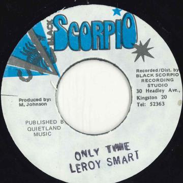 ・アーティスト Leroy Smart ・タイトル Only Time ・レーベル・型番 Black Scorpio none ・フォーマット 7インチレコード ・コンディション(盤) 非常に良い(EX) ・コンディション(ジャケット) ・コンディション(帯) オビなし ・特記事項 【EX/SEW 】 サンプル画像です。実際の商品の画像ではありません 商品写真はバーコード/カタログ番号に対応したサンプル画像ですので、お送りする商品の画像ではありません。帯やライナーなどの付属品は、特記事項に記載されている場合のみ含まれます。プロモやカラーレコードなどの仕様についても、該当する場合のみ特記事項に記載しています。 【ご購入前に必ずご確認ください】 ・本店サイト(www.recordcity.jp)とは価格、送料が違います ・本店サイト、その他支店のオーダーとは同梱発送できません ・注文確定後に別の注文を頂いた場合、注文同士の同梱は致しかねます。 ・別倉庫から発送しているため、店頭受け渡しは対応しておりません ・一部商品は他の通販サイトでも販売しているため、ご注文のタイミングによっては商品のご用意ができない場合がございます。 ・土日祝日はお休みです 金曜・祝前日9時以降のご連絡またはご入金は、返答または発送が週明け・祝日明けに順次対応となります。 ・ご購入後のキャンセル不可 ご購入後のキャンセルはいかなる理由においてもお受けできません。ご了承の上、ご購入くださいませ。 ・日本郵便(ゆうパック/ゆうメール)によるお届けになります。 ・中古品であることをご理解ください 当ストアでは中古商品を主に販売しております。中古品であることをご理解の上ご購入ください。また、一部商品はRecordCityオンラインストアで試聴可能です。 ・返品について お客様のご都合による返品は一切承っておりません。 表記の内容と実際の商品に相違がある場合、また針飛び等で返品・返金をご希望される場合は、商品の到着後1週間以内にご連絡ください。商品の返送をこちらで確認後、キャンセル・返金を行います。 コンディションVG以下の商品は返品できません。プレイに影響のない表面のこすれ傷、プレス起因のノイズ盤は返品の対象外です。 【コンディション表記】 ・ほぼ新品(M-)(Like New) 完全な新品。未使用。当店ではほぼ使用しません ・非常に良い(EX)(Excellent) 中古盤として美品な状態。わずかな経年を感じるものの傷みを感じさせない、当店基準で最高の状態 ・良い(VG+)(Very Good Plus) 丁寧に扱われた中古品で、軽い使用感がみられる。 ・可(VG)(Acceptable) 使い込まれた中古品で、「良い」よりもさらに使用感がみられる。 ・悪い(VG-)(Bad) 状態が悪いアイテム。使用の保障はなく、再生不可、針飛び、目立つノイズがあるかもしれない。状態によるクレーム不可。返品不可。 ・非常に悪い(G)(Very Bad) 「悪い」よりさらに状態が悪いアイテム。使用の保障はなく、再生不可、針飛び、目立つノイズがあるかもしれない。状態によるクレーム不可。返品不可。 ・ジャンク(Fair)(Junk/Fair) 割れている、反っている、水ダメージがある、カビ、ジャケットが分離している、ひどい書き込み、ひどい擦れなど最低の状態。使用の保障はなく、再生不可、針飛び、目立つノイズがあるかもしれない。状態によるクレーム不可。返品不可。 ・ジャンク(Poor)(Junk/Poor) 割れている、反っている、水ダメージがある、カビ、ジャケットが分離している、ひどい書き込み、ひどい擦れなど最低の状態。使用の保障はなく、再生不可、針飛び、目立つノイズがあるかもしれない。状態によるクレーム不可。返品不可。