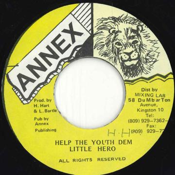 ・アーティスト Little Hero ・タイトル Help The Youth Dem ・レーベル・型番 Annex none ・フォーマット 7インチレコード ・コンディション(盤) 良い (VG+) ・コンディション(ジャケット) ・コンディション(帯) オビなし ・特記事項 【EX-/SEW/WOL B:scuff 】 サンプル画像です。実際の商品の画像ではありません 商品写真はバーコード/カタログ番号に対応したサンプル画像ですので、お送りする商品の画像ではありません。帯やライナーなどの付属品は、特記事項に記載されている場合のみ含まれます。プロモやカラーレコードなどの仕様についても、該当する場合のみ特記事項に記載しています。 【ご購入前に必ずご確認ください】 ・本店サイト(www.recordcity.jp)とは価格、送料が違います ・本店サイト、その他支店のオーダーとは同梱発送できません ・注文確定後に別の注文を頂いた場合、注文同士の同梱は致しかねます。 ・別倉庫から発送しているため、店頭受け渡しは対応しておりません ・一部商品は他の通販サイトでも販売しているため、ご注文のタイミングによっては商品のご用意ができない場合がございます。 ・土日祝日はお休みです 金曜・祝前日9時以降のご連絡またはご入金は、返答または発送が週明け・祝日明けに順次対応となります。 ・ご購入後のキャンセル不可 ご購入後のキャンセルはいかなる理由においてもお受けできません。ご了承の上、ご購入くださいませ。 ・日本郵便(ゆうパック/ゆうメール)によるお届けになります。 ・中古品であることをご理解ください 当ストアでは中古商品を主に販売しております。中古品であることをご理解の上ご購入ください。また、一部商品はRecordCityオンラインストアで試聴可能です。 ・返品について お客様のご都合による返品は一切承っておりません。 表記の内容と実際の商品に相違がある場合、また針飛び等で返品・返金をご希望される場合は、商品の到着後1週間以内にご連絡ください。商品の返送をこちらで確認後、キャンセル・返金を行います。 コンディションVG以下の商品は返品できません。プレイに影響のない表面のこすれ傷、プレス起因のノイズ盤は返品の対象外です。 【コンディション表記】 ・ほぼ新品(M-)(Like New) 完全な新品。未使用。当店ではほぼ使用しません ・非常に良い(EX)(Excellent) 中古盤として美品な状態。わずかな経年を感じるものの傷みを感じさせない、当店基準で最高の状態 ・良い(VG+)(Very Good Plus) 丁寧に扱われた中古品で、軽い使用感がみられる。 ・可(VG)(Acceptable) 使い込まれた中古品で、「良い」よりもさらに使用感がみられる。 ・悪い(VG-)(Bad) 状態が悪いアイテム。使用の保障はなく、再生不可、針飛び、目立つノイズがあるかもしれない。状態によるクレーム不可。返品不可。 ・非常に悪い(G)(Very Bad) 「悪い」よりさらに状態が悪いアイテム。使用の保障はなく、再生不可、針飛び、目立つノイズがあるかもしれない。状態によるクレーム不可。返品不可。 ・ジャンク(Fair)(Junk/Fair) 割れている、反っている、水ダメージがある、カビ、ジャケットが分離している、ひどい書き込み、ひどい擦れなど最低の状態。使用の保障はなく、再生不可、針飛び、目立つノイズがあるかもしれない。状態によるクレーム不可。返品不可。 ・ジャンク(Poor)(Junk/Poor) 割れている、反っている、水ダメージがある、カビ、ジャケットが分離している、ひどい書き込み、ひどい擦れなど最低の状態。使用の保障はなく、再生不可、針飛び、目立つノイズがあるかもしれない。状態によるクレーム不可。返品不可。