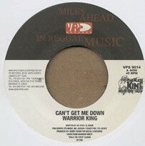 ・アーティスト Warrior King ・タイトル Can't Get Me Down ・レーベル・型番 VP VPS9014 ・フォーマット 7インチレコード ・コンディション(盤) 良い (VG+) ・コンディション(ジャケット) プレインカバー（元ジャケット／カバー無し） ・コンディション(帯) オビなし ・特記事項 サンプル画像です。実際の商品の画像ではありません 商品写真はバーコード/カタログ番号に対応したサンプル画像ですので、お送りする商品の画像ではありません。帯やライナーなどの付属品は、特記事項に記載されている場合のみ含まれます。プロモやカラーレコードなどの仕様についても、該当する場合のみ特記事項に記載しています。 【ご購入前に必ずご確認ください】 ・本店サイト(www.recordcity.jp)とは価格、送料が違います ・本店サイト、その他支店のオーダーとは同梱発送できません ・注文確定後に別の注文を頂いた場合、注文同士の同梱は致しかねます。 ・別倉庫から発送しているため、店頭受け渡しは対応しておりません ・一部商品は他の通販サイトでも販売しているため、ご注文のタイミングによっては商品のご用意ができない場合がございます。 ・土日祝日はお休みです 金曜・祝前日9時以降のご連絡またはご入金は、返答または発送が週明け・祝日明けに順次対応となります。 ・ご購入後のキャンセル不可 ご購入後のキャンセルはいかなる理由においてもお受けできません。ご了承の上、ご購入くださいませ。 ・日本郵便(ゆうパック/ゆうメール)によるお届けになります。 ・中古品であることをご理解ください 当ストアでは中古商品を主に販売しております。中古品であることをご理解の上ご購入ください。また、一部商品はRecordCityオンラインストアで試聴可能です。 ・返品について お客様のご都合による返品は一切承っておりません。 表記の内容と実際の商品に相違がある場合、また針飛び等で返品・返金をご希望される場合は、商品の到着後1週間以内にご連絡ください。商品の返送をこちらで確認後、キャンセル・返金を行います。 コンディションVG以下の商品は返品できません。プレイに影響のない表面のこすれ傷、プレス起因のノイズ盤は返品の対象外です。 【コンディション表記】 ・ほぼ新品(M-)(Like New) 完全な新品。未使用。当店ではほぼ使用しません ・非常に良い(EX)(Excellent) 中古盤として美品な状態。わずかな経年を感じるものの傷みを感じさせない、当店基準で最高の状態 ・良い(VG+)(Very Good Plus) 丁寧に扱われた中古品で、軽い使用感がみられる。 ・可(VG)(Acceptable) 使い込まれた中古品で、「良い」よりもさらに使用感がみられる。 ・悪い(VG-)(Bad) 状態が悪いアイテム。使用の保障はなく、再生不可、針飛び、目立つノイズがあるかもしれない。状態によるクレーム不可。返品不可。 ・非常に悪い(G)(Very Bad) 「悪い」よりさらに状態が悪いアイテム。使用の保障はなく、再生不可、針飛び、目立つノイズがあるかもしれない。状態によるクレーム不可。返品不可。 ・ジャンク(Fair)(Junk/Fair) 割れている、反っている、水ダメージがある、カビ、ジャケットが分離している、ひどい書き込み、ひどい擦れなど最低の状態。使用の保障はなく、再生不可、針飛び、目立つノイズがあるかもしれない。状態によるクレーム不可。返品不可。 ・ジャンク(Poor)(Junk/Poor) 割れている、反っている、水ダメージがある、カビ、ジャケットが分離している、ひどい書き込み、ひどい擦れなど最低の状態。使用の保障はなく、再生不可、針飛び、目立つノイズがあるかもしれない。状態によるクレーム不可。返品不可。