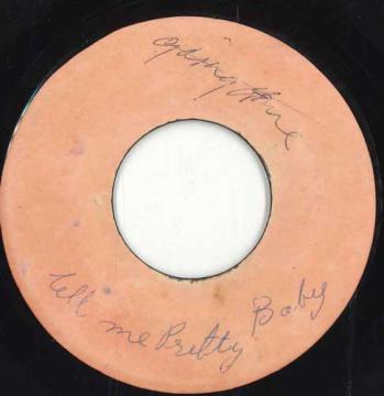 ・アーティスト Chuck & Dobby ・タイトル Tell Me Pretty Baby / I'm Going Home ・レーベル・型番 Duke Reid's none ・フォーマット 7インチレコード ・コンディション(盤) 良い (VG+) ・コンディション(ジャケット) ・コンディション(帯) オビなし ・特記事項 【VG+/SEW/WOL/LOC B:SOL 】 サンプル画像です。実際の商品の画像ではありません 商品写真はバーコード/カタログ番号に対応したサンプル画像ですので、お送りする商品の画像ではありません。帯やライナーなどの付属品は、特記事項に記載されている場合のみ含まれます。プロモやカラーレコードなどの仕様についても、該当する場合のみ特記事項に記載しています。 【ご購入前に必ずご確認ください】 ・本店サイト(www.recordcity.jp)とは価格、送料が違います ・本店サイト、その他支店のオーダーとは同梱発送できません ・注文確定後に別の注文を頂いた場合、注文同士の同梱は致しかねます。 ・別倉庫から発送しているため、店頭受け渡しは対応しておりません ・一部商品は他の通販サイトでも販売しているため、ご注文のタイミングによっては商品のご用意ができない場合がございます。 ・土日祝日はお休みです 金曜・祝前日9時以降のご連絡またはご入金は、返答または発送が週明け・祝日明けに順次対応となります。 ・ご購入後のキャンセル不可 ご購入後のキャンセルはいかなる理由においてもお受けできません。ご了承の上、ご購入くださいませ。 ・日本郵便(ゆうパック/ゆうメール)によるお届けになります。 ・中古品であることをご理解ください 当ストアでは中古商品を主に販売しております。中古品であることをご理解の上ご購入ください。また、一部商品はRecordCityオンラインストアで試聴可能です。 ・返品について お客様のご都合による返品は一切承っておりません。 表記の内容と実際の商品に相違がある場合、また針飛び等で返品・返金をご希望される場合は、商品の到着後1週間以内にご連絡ください。商品の返送をこちらで確認後、キャンセル・返金を行います。 コンディションVG以下の商品は返品できません。プレイに影響のない表面のこすれ傷、プレス起因のノイズ盤は返品の対象外です。 【コンディション表記】 ・ほぼ新品(M-)(Like New) 完全な新品。未使用。当店ではほぼ使用しません ・非常に良い(EX)(Excellent) 中古盤として美品な状態。わずかな経年を感じるものの傷みを感じさせない、当店基準で最高の状態 ・良い(VG+)(Very Good Plus) 丁寧に扱われた中古品で、軽い使用感がみられる。 ・可(VG)(Acceptable) 使い込まれた中古品で、「良い」よりもさらに使用感がみられる。 ・悪い(VG-)(Bad) 状態が悪いアイテム。使用の保障はなく、再生不可、針飛び、目立つノイズがあるかもしれない。状態によるクレーム不可。返品不可。 ・非常に悪い(G)(Very Bad) 「悪い」よりさらに状態が悪いアイテム。使用の保障はなく、再生不可、針飛び、目立つノイズがあるかもしれない。状態によるクレーム不可。返品不可。 ・ジャンク(Fair)(Junk/Fair) 割れている、反っている、水ダメージがある、カビ、ジャケットが分離している、ひどい書き込み、ひどい擦れなど最低の状態。使用の保障はなく、再生不可、針飛び、目立つノイズがあるかもしれない。状態によるクレーム不可。返品不可。 ・ジャンク(Poor)(Junk/Poor) 割れている、反っている、水ダメージがある、カビ、ジャケットが分離している、ひどい書き込み、ひどい擦れなど最低の状態。使用の保障はなく、再生不可、針飛び、目立つノイズがあるかもしれない。状態によるクレーム不可。返品不可。