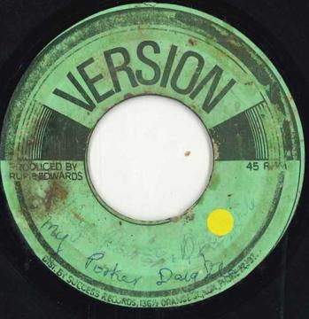 ・アーティスト Bingy Bunny & Bongo Les ・タイトル Mr Parker's Daughter ・レーベル・型番 Version none ・フォーマット 7インチレコード ・コンディション(盤) 非常に悪い (G) ・コンディション(ジャケット) ・コンディション(帯) オビなし ・特記事項 【VG-/SOL/marks/scuff Hard stain on label. / ラベルに汚れがあります。】 サンプル画像です。実際の商品の画像ではありません 商品写真はバーコード/カタログ番号に対応したサンプル画像ですので、お送りする商品の画像ではありません。帯やライナーなどの付属品は、特記事項に記載されている場合のみ含まれます。プロモやカラーレコードなどの仕様についても、該当する場合のみ特記事項に記載しています。 【ご購入前に必ずご確認ください】 ・本店サイト(www.recordcity.jp)とは価格、送料が違います ・本店サイト、その他支店のオーダーとは同梱発送できません ・注文確定後に別の注文を頂いた場合、注文同士の同梱は致しかねます。 ・別倉庫から発送しているため、店頭受け渡しは対応しておりません ・一部商品は他の通販サイトでも販売しているため、ご注文のタイミングによっては商品のご用意ができない場合がございます。 ・土日祝日はお休みです 金曜・祝前日9時以降のご連絡またはご入金は、返答または発送が週明け・祝日明けに順次対応となります。 ・ご購入後のキャンセル不可 ご購入後のキャンセルはいかなる理由においてもお受けできません。ご了承の上、ご購入くださいませ。 ・日本郵便(ゆうパック/ゆうメール)によるお届けになります。 ・中古品であることをご理解ください 当ストアでは中古商品を主に販売しております。中古品であることをご理解の上ご購入ください。また、一部商品はRecordCityオンラインストアで試聴可能です。 ・返品について お客様のご都合による返品は一切承っておりません。 表記の内容と実際の商品に相違がある場合、また針飛び等で返品・返金をご希望される場合は、商品の到着後1週間以内にご連絡ください。商品の返送をこちらで確認後、キャンセル・返金を行います。 コンディションVG以下の商品は返品できません。プレイに影響のない表面のこすれ傷、プレス起因のノイズ盤は返品の対象外です。 【コンディション表記】 ・ほぼ新品(M-)(Like New) 完全な新品。未使用。当店ではほぼ使用しません ・非常に良い(EX)(Excellent) 中古盤として美品な状態。わずかな経年を感じるものの傷みを感じさせない、当店基準で最高の状態 ・良い(VG+)(Very Good Plus) 丁寧に扱われた中古品で、軽い使用感がみられる。 ・可(VG)(Acceptable) 使い込まれた中古品で、「良い」よりもさらに使用感がみられる。 ・悪い(VG-)(Bad) 状態が悪いアイテム。使用の保障はなく、再生不可、針飛び、目立つノイズがあるかもしれない。状態によるクレーム不可。返品不可。 ・非常に悪い(G)(Very Bad) 「悪い」よりさらに状態が悪いアイテム。使用の保障はなく、再生不可、針飛び、目立つノイズがあるかもしれない。状態によるクレーム不可。返品不可。 ・ジャンク(Fair)(Junk/Fair) 割れている、反っている、水ダメージがある、カビ、ジャケットが分離している、ひどい書き込み、ひどい擦れなど最低の状態。使用の保障はなく、再生不可、針飛び、目立つノイズがあるかもしれない。状態によるクレーム不可。返品不可。 ・ジャンク(Poor)(Junk/Poor) 割れている、反っている、水ダメージがある、カビ、ジャケットが分離している、ひどい書き込み、ひどい擦れなど最低の状態。使用の保障はなく、再生不可、針飛び、目立つノイズがあるかもしれない。状態によるクレーム不可。返品不可。