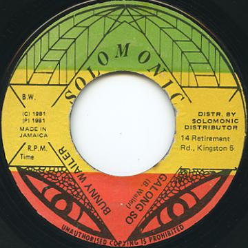 ・アーティスト Bunny Wailer ・タイトル Galong So ・レーベル・型番 Solomonic none ・フォーマット 7インチレコード ・コンディション(盤) 良い (VG+) ・コンディション(ジャケット) ・コンディション(帯) オビなし ・特記事項 【EX 】 サンプル画像です。実際の商品の画像ではありません 商品写真はバーコード/カタログ番号に対応したサンプル画像ですので、お送りする商品の画像ではありません。帯やライナーなどの付属品は、特記事項に記載されている場合のみ含まれます。プロモやカラーレコードなどの仕様についても、該当する場合のみ特記事項に記載しています。 【ご購入前に必ずご確認ください】 ・本店サイト(www.recordcity.jp)とは価格、送料が違います ・本店サイト、その他支店のオーダーとは同梱発送できません ・注文確定後に別の注文を頂いた場合、注文同士の同梱は致しかねます。 ・別倉庫から発送しているため、店頭受け渡しは対応しておりません ・一部商品は他の通販サイトでも販売しているため、ご注文のタイミングによっては商品のご用意ができない場合がございます。 ・土日祝日はお休みです 金曜・祝前日9時以降のご連絡またはご入金は、返答または発送が週明け・祝日明けに順次対応となります。 ・ご購入後のキャンセル不可 ご購入後のキャンセルはいかなる理由においてもお受けできません。ご了承の上、ご購入くださいませ。 ・日本郵便(ゆうパック/ゆうメール)によるお届けになります。 ・中古品であることをご理解ください 当ストアでは中古商品を主に販売しております。中古品であることをご理解の上ご購入ください。また、一部商品はRecordCityオンラインストアで試聴可能です。 ・返品について お客様のご都合による返品は一切承っておりません。 表記の内容と実際の商品に相違がある場合、また針飛び等で返品・返金をご希望される場合は、商品の到着後1週間以内にご連絡ください。商品の返送をこちらで確認後、キャンセル・返金を行います。 コンディションVG以下の商品は返品できません。プレイに影響のない表面のこすれ傷、プレス起因のノイズ盤は返品の対象外です。 【コンディション表記】 ・ほぼ新品(M-)(Like New) 完全な新品。未使用。当店ではほぼ使用しません ・非常に良い(EX)(Excellent) 中古盤として美品な状態。わずかな経年を感じるものの傷みを感じさせない、当店基準で最高の状態 ・良い(VG+)(Very Good Plus) 丁寧に扱われた中古品で、軽い使用感がみられる。 ・可(VG)(Acceptable) 使い込まれた中古品で、「良い」よりもさらに使用感がみられる。 ・悪い(VG-)(Bad) 状態が悪いアイテム。使用の保障はなく、再生不可、針飛び、目立つノイズがあるかもしれない。状態によるクレーム不可。返品不可。 ・非常に悪い(G)(Very Bad) 「悪い」よりさらに状態が悪いアイテム。使用の保障はなく、再生不可、針飛び、目立つノイズがあるかもしれない。状態によるクレーム不可。返品不可。 ・ジャンク(Fair)(Junk/Fair) 割れている、反っている、水ダメージがある、カビ、ジャケットが分離している、ひどい書き込み、ひどい擦れなど最低の状態。使用の保障はなく、再生不可、針飛び、目立つノイズがあるかもしれない。状態によるクレーム不可。返品不可。 ・ジャンク(Poor)(Junk/Poor) 割れている、反っている、水ダメージがある、カビ、ジャケットが分離している、ひどい書き込み、ひどい擦れなど最低の状態。使用の保障はなく、再生不可、針飛び、目立つノイズがあるかもしれない。状態によるクレーム不可。返品不可。