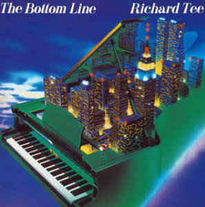 ・アーティスト Richard Tee ・タイトル Bottom Line ・レーベル・型番 ELECTRIC BIRD K28P6364 ・フォーマット LPレコード ・コンディション(盤) 非常に良い(EX) ・コンディション(ジャケット) 非常に良い(EX) ・コンディション(帯) オビなし ・特記事項 【ライナー付き】 【シュリンク残し】【ハイプステッカー】 サンプル画像です。実際の商品の画像ではありません 商品写真はバーコード/カタログ番号に対応したサンプル画像ですので、お送りする商品の画像ではありません。帯やライナーなどの付属品は、特記事項に記載されている場合のみ含まれます。プロモやカラーレコードなどの仕様についても、該当する場合のみ特記事項に記載しています。 【ご購入前に必ずご確認ください】 ・本店サイト(www.recordcity.jp)とは価格、送料が違います ・本店サイト、その他支店のオーダーとは同梱発送できません ・注文確定後に別の注文を頂いた場合、注文同士の同梱は致しかねます。 ・別倉庫から発送しているため、店頭受け渡しは対応しておりません ・一部商品は他の通販サイトでも販売しているため、ご注文のタイミングによっては商品のご用意ができない場合がございます。 ・土日祝日はお休みです 金曜・祝前日9時以降のご連絡またはご入金は、返答または発送が週明け・祝日明けに順次対応となります。 ・ご購入後のキャンセル不可 ご購入後のキャンセルはいかなる理由においてもお受けできません。ご了承の上、ご購入くださいませ。 ・日本郵便(ゆうパック/ゆうメール)によるお届けになります。 ・中古品であることをご理解ください 当ストアでは中古商品を主に販売しております。中古品であることをご理解の上ご購入ください。また、一部商品はRecordCityオンラインストアで試聴可能です。 ・返品について お客様のご都合による返品は一切承っておりません。 表記の内容と実際の商品に相違がある場合、また針飛び等で返品・返金をご希望される場合は、商品の到着後1週間以内にご連絡ください。商品の返送をこちらで確認後、キャンセル・返金を行います。 コンディションVG以下の商品は返品できません。プレイに影響のない表面のこすれ傷、プレス起因のノイズ盤は返品の対象外です。 【コンディション表記】 ・ほぼ新品(M-)(Like New) 完全な新品。未使用。当店ではほぼ使用しません ・非常に良い(EX)(Excellent) 中古盤として美品な状態。わずかな経年を感じるものの傷みを感じさせない、当店基準で最高の状態 ・良い(VG+)(Very Good Plus) 丁寧に扱われた中古品で、軽い使用感がみられる。 ・可(VG)(Acceptable) 使い込まれた中古品で、「良い」よりもさらに使用感がみられる。 ・悪い(VG-)(Bad) 状態が悪いアイテム。使用の保障はなく、再生不可、針飛び、目立つノイズがあるかもしれない。状態によるクレーム不可。返品不可。 ・非常に悪い(G)(Very Bad) 「悪い」よりさらに状態が悪いアイテム。使用の保障はなく、再生不可、針飛び、目立つノイズがあるかもしれない。状態によるクレーム不可。返品不可。 ・ジャンク(Fair)(Junk/Fair) 割れている、反っている、水ダメージがある、カビ、ジャケットが分離している、ひどい書き込み、ひどい擦れなど最低の状態。使用の保障はなく、再生不可、針飛び、目立つノイズがあるかもしれない。状態によるクレーム不可。返品不可。 ・ジャンク(Poor)(Junk/Poor) 割れている、反っている、水ダメージがある、カビ、ジャケットが分離している、ひどい書き込み、ひどい擦れなど最低の状態。使用の保障はなく、再生不可、針飛び、目立つノイズがあるかもしれない。状態によるクレーム不可。返品不可。