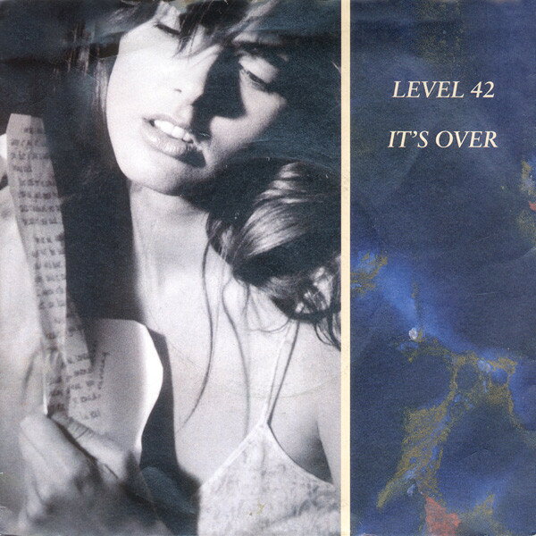 ・アーティスト Level 42 ・タイトル It's Over ・レーベル・型番 Polydor POSP900 ・フォーマット 7インチレコード ・コンディション(盤) 可 (VG) ・コンディション(ジャケット) プレインカバー（元ジャケット／カバー無し） ・コンディション(帯) オビなし ・特記事項 【センター無し】【盤曇り】【盤に浅い跡】 サンプル画像です。実際の商品の画像ではありません 商品写真はバーコード/カタログ番号に対応したサンプル画像ですので、お送りする商品の画像ではありません。帯やライナーなどの付属品は、特記事項に記載されている場合のみ含まれます。プロモやカラーレコードなどの仕様についても、該当する場合のみ特記事項に記載しています。 【ご購入前に必ずご確認ください】 ・本店サイト(www.recordcity.jp)とは価格、送料が違います ・本店サイト、その他支店のオーダーとは同梱発送できません ・注文確定後に別の注文を頂いた場合、注文同士の同梱は致しかねます。 ・別倉庫から発送しているため、店頭受け渡しは対応しておりません ・一部商品は他の通販サイトでも販売しているため、ご注文のタイミングによっては商品のご用意ができない場合がございます。 ・土日祝日はお休みです 金曜・祝前日9時以降のご連絡またはご入金は、返答または発送が週明け・祝日明けに順次対応となります。 ・ご購入後のキャンセル不可 ご購入後のキャンセルはいかなる理由においてもお受けできません。ご了承の上、ご購入くださいませ。 ・日本郵便(ゆうパック/ゆうメール)によるお届けになります。 ・中古品であることをご理解ください 当ストアでは中古商品を主に販売しております。中古品であることをご理解の上ご購入ください。また、一部商品はRecordCityオンラインストアで試聴可能です。 ・返品について お客様のご都合による返品は一切承っておりません。 表記の内容と実際の商品に相違がある場合、また針飛び等で返品・返金をご希望される場合は、商品の到着後1週間以内にご連絡ください。商品の返送をこちらで確認後、キャンセル・返金を行います。 コンディションVG以下の商品は返品できません。プレイに影響のない表面のこすれ傷、プレス起因のノイズ盤は返品の対象外です。 【コンディション表記】 ・ほぼ新品(M-)(Like New) 完全な新品。未使用。当店ではほぼ使用しません ・非常に良い(EX)(Excellent) 中古盤として美品な状態。わずかな経年を感じるものの傷みを感じさせない、当店基準で最高の状態 ・良い(VG+)(Very Good Plus) 丁寧に扱われた中古品で、軽い使用感がみられる。 ・可(VG)(Acceptable) 使い込まれた中古品で、「良い」よりもさらに使用感がみられる。 ・悪い(VG-)(Bad) 状態が悪いアイテム。使用の保障はなく、再生不可、針飛び、目立つノイズがあるかもしれない。状態によるクレーム不可。返品不可。 ・非常に悪い(G)(Very Bad) 「悪い」よりさらに状態が悪いアイテム。使用の保障はなく、再生不可、針飛び、目立つノイズがあるかもしれない。状態によるクレーム不可。返品不可。 ・ジャンク(Fair)(Junk/Fair) 割れている、反っている、水ダメージがある、カビ、ジャケットが分離している、ひどい書き込み、ひどい擦れなど最低の状態。使用の保障はなく、再生不可、針飛び、目立つノイズがあるかもしれない。状態によるクレーム不可。返品不可。 ・ジャンク(Poor)(Junk/Poor) 割れている、反っている、水ダメージがある、カビ、ジャケットが分離している、ひどい書き込み、ひどい擦れなど最低の状態。使用の保障はなく、再生不可、針飛び、目立つノイズがあるかもしれない。状態によるクレーム不可。返品不可。