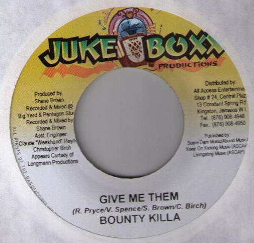 ・アーティスト Bounty Killer / Jagwa ・タイトル Give Me Them / Mi Have It Yah ・レーベル Juke Boxx Productions NONE ・フォーマット 7インチレコード ・コンディション(盤) 良い (VG+) ・コンディション(ジャケット) ・コンディション(帯) オビなし ・特記事項 【EX-/WOL 】 サンプル画像です。実際の商品の画像ではありません 商品写真はバーコード/カタログ番号に対応したサンプル画像ですので、お送りする商品の画像ではありません。帯やライナーなどの付属品は、特記事項に記載されている場合のみ含まれます。プロモやカラーレコードなどの仕様についても、該当する場合のみ特記事項に記載しています。 【ご購入前に必ずご確認ください】 ・本店サイト(www.recordcity.jp)とは価格、送料が違います ・本店サイト、その他支店のオーダーとは同梱発送できません ・別倉庫から発送しているため、店頭受け渡しは対応しておりません ・一部商品は他の通販サイトでも販売しているため、ご注文のタイミングによっては商品のご用意ができない場合がございます。 ・土日祝日はお休みです 金曜・祝前日9時以降のご連絡またはご入金は、返答または発送が週明け・祝日明けに順次対応となります。 ・ご購入後のキャンセル不可 ご購入後のキャンセルはいかなる理由においてもお受けできません。ご了承の上、ご購入くださいませ。 ・日本郵便(ゆうパック/ゆうメール)によるお届けになります。 ・中古品であることをご理解ください 当ストアではお客様よりお譲りいただいた中古商品を主に販売しております。中古品であることをご理解の上ご購入ください。また、一部商品はRecordCityオンラインストアで試聴可能です。 ・返品について お客様のご都合による返品は一切承っておりません。 表記の内容と実際の商品に相違がある場合、また針飛び等で返品・返金をご希望される場合は、商品の到着後1週間以内にご連絡ください。商品の返送をこちらで確認後、キャンセル・返金を行います。 コンディションVG以下の商品は返品できません。プレイに影響のない表面のこすれ傷、プレス起因のノイズ盤は返品の対象外です。 【コンディション表記】 ・ほぼ新品(M-)(Like New) 完全な新品。未使用。当店ではほぼ使用しません ・非常に良い(EX)(Excellent) 中古盤として美品な状態。わずかな経年を感じるものの傷みを感じさせない、当店基準で最高の状態 ・良い(VG+)(Very Good Plus) 丁寧に扱われた中古品で、軽い使用感がみられる。 ・可(VG)(Acceptable) 使い込まれた中古品で、「良い」よりもさらに使用感がみられる。 ・悪い(VG-)(Bad) 状態が悪いアイテム。使用の保障はなく、再生不可、針飛び、目立つノイズがあるかもしれない。状態によるクレーム不可。返品不可。 ・非常に悪い(G)(Very Bad) 「悪い」よりさらに状態が悪いアイテム。使用の保障はなく、再生不可、針飛び、目立つノイズがあるかもしれない。状態によるクレーム不可。返品不可。 ・ジャンク(Fair)(Junk/Fair) 割れている、反っている、水ダメージがある、カビ、ジャケットが分離している、ひどい書き込み、ひどい擦れなど最低の状態。使用の保障はなく、再生不可、針飛び、目立つノイズがあるかもしれない。状態によるクレーム不可。返品不可。 ・ジャンク(Poor)(Junk/Poor) 割れている、反っている、水ダメージがある、カビ、ジャケットが分離している、ひどい書き込み、ひどい擦れなど最低の状態。使用の保障はなく、再生不可、針飛び、目立つノイズがあるかもしれない。状態によるクレーム不可。返品不可。