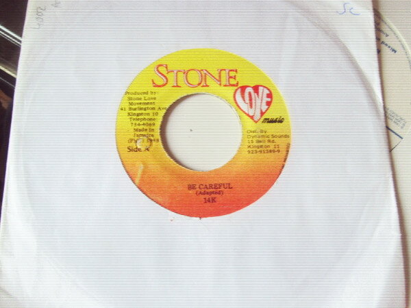 ・アーティスト 14K ・タイトル Be Careful ・レーベル・型番 Stone Love Music NONE ・フォーマット 7インチレコード ・コンディション(盤) 良い (VG+) ・コンディション(ジャケット) ・コンディション(帯) オビなし ・特記事項 【EX-/SEW/stain 】 サンプル画像です。実際の商品の画像ではありません 商品写真はバーコード/カタログ番号に対応したサンプル画像ですので、お送りする商品の画像ではありません。帯やライナーなどの付属品は、特記事項に記載されている場合のみ含まれます。プロモやカラーレコードなどの仕様についても、該当する場合のみ特記事項に記載しています。 【ご購入前に必ずご確認ください】 ・本店サイト(www.recordcity.jp)とは価格、送料が違います ・本店サイト、その他支店のオーダーとは同梱発送できません ・注文確定後に別の注文を頂いた場合、注文同士の同梱は致しかねます。 ・別倉庫から発送しているため、店頭受け渡しは対応しておりません ・一部商品は他の通販サイトでも販売しているため、ご注文のタイミングによっては商品のご用意ができない場合がございます。 ・土日祝日はお休みです 金曜・祝前日9時以降のご連絡またはご入金は、返答または発送が週明け・祝日明けに順次対応となります。 ・ご購入後のキャンセル不可 ご購入後のキャンセルはいかなる理由においてもお受けできません。ご了承の上、ご購入くださいませ。 ・日本郵便(ゆうパック/ゆうメール)によるお届けになります。 ・中古品であることをご理解ください 当ストアでは中古商品を主に販売しております。中古品であることをご理解の上ご購入ください。また、一部商品はRecordCityオンラインストアで試聴可能です。 ・返品について お客様のご都合による返品は一切承っておりません。 表記の内容と実際の商品に相違がある場合、また針飛び等で返品・返金をご希望される場合は、商品の到着後1週間以内にご連絡ください。商品の返送をこちらで確認後、キャンセル・返金を行います。 コンディションVG以下の商品は返品できません。プレイに影響のない表面のこすれ傷、プレス起因のノイズ盤は返品の対象外です。 【コンディション表記】 ・ほぼ新品(M-)(Like New) 完全な新品。未使用。当店ではほぼ使用しません ・非常に良い(EX)(Excellent) 中古盤として美品な状態。わずかな経年を感じるものの傷みを感じさせない、当店基準で最高の状態 ・良い(VG+)(Very Good Plus) 丁寧に扱われた中古品で、軽い使用感がみられる。 ・可(VG)(Acceptable) 使い込まれた中古品で、「良い」よりもさらに使用感がみられる。 ・悪い(VG-)(Bad) 状態が悪いアイテム。使用の保障はなく、再生不可、針飛び、目立つノイズがあるかもしれない。状態によるクレーム不可。返品不可。 ・非常に悪い(G)(Very Bad) 「悪い」よりさらに状態が悪いアイテム。使用の保障はなく、再生不可、針飛び、目立つノイズがあるかもしれない。状態によるクレーム不可。返品不可。 ・ジャンク(Fair)(Junk/Fair) 割れている、反っている、水ダメージがある、カビ、ジャケットが分離している、ひどい書き込み、ひどい擦れなど最低の状態。使用の保障はなく、再生不可、針飛び、目立つノイズがあるかもしれない。状態によるクレーム不可。返品不可。 ・ジャンク(Poor)(Junk/Poor) 割れている、反っている、水ダメージがある、カビ、ジャケットが分離している、ひどい書き込み、ひどい擦れなど最低の状態。使用の保障はなく、再生不可、針飛び、目立つノイズがあるかもしれない。状態によるクレーム不可。返品不可。