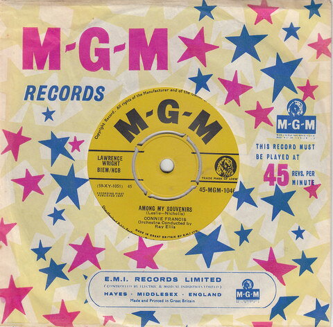 ・アーティスト Connie Francis ・タイトル Among My Souvenirs ・レーベル・型番 MGM Records 45MGM1046 ・フォーマット 7インチレコード ・コンディション(盤) 良い (VG+) ・コンディション(ジャケット) プレインカバー（元ジャケット／カバー無し） ・コンディション(帯) オビなし ・特記事項 サンプル画像です。実際の商品の画像ではありません 商品写真はバーコード/カタログ番号に対応したサンプル画像ですので、お送りする商品の画像ではありません。帯やライナーなどの付属品は、特記事項に記載されている場合のみ含まれます。プロモやカラーレコードなどの仕様についても、該当する場合のみ特記事項に記載しています。 【ご購入前に必ずご確認ください】 ・本店サイト(www.recordcity.jp)とは価格、送料が違います ・本店サイト、その他支店のオーダーとは同梱発送できません ・注文確定後に別の注文を頂いた場合、注文同士の同梱は致しかねます。 ・別倉庫から発送しているため、店頭受け渡しは対応しておりません ・一部商品は他の通販サイトでも販売しているため、ご注文のタイミングによっては商品のご用意ができない場合がございます。 ・土日祝日はお休みです 金曜・祝前日9時以降のご連絡またはご入金は、返答または発送が週明け・祝日明けに順次対応となります。 ・ご購入後のキャンセル不可 ご購入後のキャンセルはいかなる理由においてもお受けできません。ご了承の上、ご購入くださいませ。 ・日本郵便(ゆうパック/ゆうメール)によるお届けになります。 ・中古品であることをご理解ください 当ストアでは中古商品を主に販売しております。中古品であることをご理解の上ご購入ください。また、一部商品はRecordCityオンラインストアで試聴可能です。 ・返品について お客様のご都合による返品は一切承っておりません。 表記の内容と実際の商品に相違がある場合、また針飛び等で返品・返金をご希望される場合は、商品の到着後1週間以内にご連絡ください。商品の返送をこちらで確認後、キャンセル・返金を行います。 コンディションVG以下の商品は返品できません。プレイに影響のない表面のこすれ傷、プレス起因のノイズ盤は返品の対象外です。 【コンディション表記】 ・ほぼ新品(M-)(Like New) 完全な新品。未使用。当店ではほぼ使用しません ・非常に良い(EX)(Excellent) 中古盤として美品な状態。わずかな経年を感じるものの傷みを感じさせない、当店基準で最高の状態 ・良い(VG+)(Very Good Plus) 丁寧に扱われた中古品で、軽い使用感がみられる。 ・可(VG)(Acceptable) 使い込まれた中古品で、「良い」よりもさらに使用感がみられる。 ・悪い(VG-)(Bad) 状態が悪いアイテム。使用の保障はなく、再生不可、針飛び、目立つノイズがあるかもしれない。状態によるクレーム不可。返品不可。 ・非常に悪い(G)(Very Bad) 「悪い」よりさらに状態が悪いアイテム。使用の保障はなく、再生不可、針飛び、目立つノイズがあるかもしれない。状態によるクレーム不可。返品不可。 ・ジャンク(Fair)(Junk/Fair) 割れている、反っている、水ダメージがある、カビ、ジャケットが分離している、ひどい書き込み、ひどい擦れなど最低の状態。使用の保障はなく、再生不可、針飛び、目立つノイズがあるかもしれない。状態によるクレーム不可。返品不可。 ・ジャンク(Poor)(Junk/Poor) 割れている、反っている、水ダメージがある、カビ、ジャケットが分離している、ひどい書き込み、ひどい擦れなど最低の状態。使用の保障はなく、再生不可、針飛び、目立つノイズがあるかもしれない。状態によるクレーム不可。返品不可。