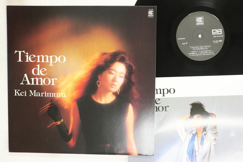 ・アーティスト 真梨邑ケイ ・タイトル Tiempo De Amor ・レーベル・型番 TEICHIKU CI40 ・フォーマット LPレコード ・コンディション(盤) 良い (VG+) ・コンディション(ジャケット) 良い (VG+) ・コンディション(帯) オビなし ・特記事項 【ライナー付き】 実際に発送される商品の画像です 【ご購入前に必ずご確認ください】 ・本店サイト(www.recordcity.jp)とは価格、送料が違います ・本店サイト、その他支店のオーダーとは同梱発送できません ・注文確定後に別の注文を頂いた場合、注文同士の同梱は致しかねます。 ・別倉庫から発送しているため、店頭受け渡しは対応しておりません ・一部商品は他の通販サイトでも販売しているため、ご注文のタイミングによっては商品のご用意ができない場合がございます。 ・土日祝日はお休みです 金曜・祝前日9時以降のご連絡またはご入金は、返答または発送が週明け・祝日明けに順次対応となります。 ・ご購入後のキャンセル不可 ご購入後のキャンセルはいかなる理由においてもお受けできません。ご了承の上、ご購入くださいませ。 ・日本郵便(ゆうパック/ゆうメール)によるお届けになります。 ・中古品であることをご理解ください 当ストアでは中古商品を主に販売しております。中古品であることをご理解の上ご購入ください。また、一部商品はRecordCityオンラインストアで試聴可能です。 ・返品について お客様のご都合による返品は一切承っておりません。 表記の内容と実際の商品に相違がある場合、また針飛び等で返品・返金をご希望される場合は、商品の到着後1週間以内にご連絡ください。商品の返送をこちらで確認後、キャンセル・返金を行います。 コンディションVG以下の商品は返品できません。プレイに影響のない表面のこすれ傷、プレス起因のノイズ盤は返品の対象外です。 【コンディション表記】 ・ほぼ新品(M-)(Like New) 完全な新品。未使用。当店ではほぼ使用しません ・非常に良い(EX)(Excellent) 中古盤として美品な状態。わずかな経年を感じるものの傷みを感じさせない、当店基準で最高の状態 ・良い(VG+)(Very Good Plus) 丁寧に扱われた中古品で、軽い使用感がみられる。 ・可(VG)(Acceptable) 使い込まれた中古品で、「良い」よりもさらに使用感がみられる。 ・悪い(VG-)(Bad) 状態が悪いアイテム。使用の保障はなく、再生不可、針飛び、目立つノイズがあるかもしれない。状態によるクレーム不可。返品不可。 ・非常に悪い(G)(Very Bad) 「悪い」よりさらに状態が悪いアイテム。使用の保障はなく、再生不可、針飛び、目立つノイズがあるかもしれない。状態によるクレーム不可。返品不可。 ・ジャンク(Fair)(Junk/Fair) 割れている、反っている、水ダメージがある、カビ、ジャケットが分離している、ひどい書き込み、ひどい擦れなど最低の状態。使用の保障はなく、再生不可、針飛び、目立つノイズがあるかもしれない。状態によるクレーム不可。返品不可。 ・ジャンク(Poor)(Junk/Poor) 割れている、反っている、水ダメージがある、カビ、ジャケットが分離している、ひどい書き込み、ひどい擦れなど最低の状態。使用の保障はなく、再生不可、針飛び、目立つノイズがあるかもしれない。状態によるクレーム不可。返品不可。