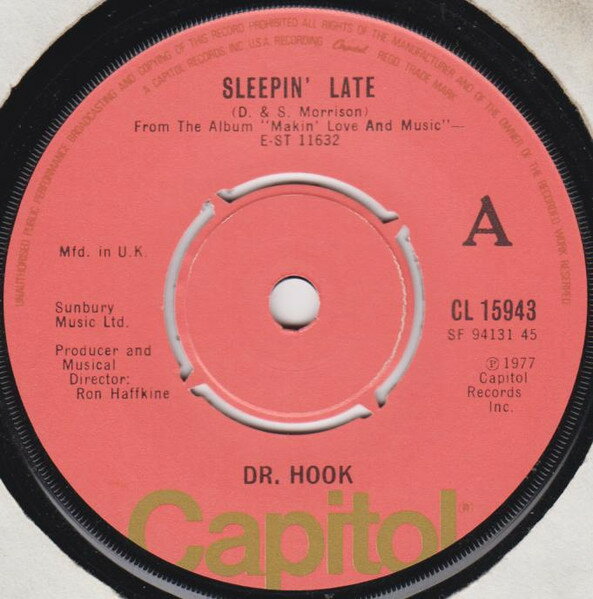 ・アーティスト Dr. Hook ・タイトル Sleepin' Late ・レーベル・型番 Capitol Records CL15943 ・フォーマット 7インチレコード ・コンディション(盤) 良い (VG+) ・コンディション(ジャケット) プレインカバー（元ジャケット／カバー無し） ・コンディション(帯) オビなし ・特記事項 【盤汚れ】 サンプル画像です。実際の商品の画像ではありません 商品写真はバーコード/カタログ番号に対応したサンプル画像ですので、お送りする商品の画像ではありません。帯やライナーなどの付属品は、特記事項に記載されている場合のみ含まれます。プロモやカラーレコードなどの仕様についても、該当する場合のみ特記事項に記載しています。 【ご購入前に必ずご確認ください】 ・本店サイト(www.recordcity.jp)とは価格、送料が違います ・本店サイト、その他支店のオーダーとは同梱発送できません ・注文確定後に別の注文を頂いた場合、注文同士の同梱は致しかねます。 ・別倉庫から発送しているため、店頭受け渡しは対応しておりません ・一部商品は他の通販サイトでも販売しているため、ご注文のタイミングによっては商品のご用意ができない場合がございます。 ・土日祝日はお休みです 金曜・祝前日9時以降のご連絡またはご入金は、返答または発送が週明け・祝日明けに順次対応となります。 ・ご購入後のキャンセル不可 ご購入後のキャンセルはいかなる理由においてもお受けできません。ご了承の上、ご購入くださいませ。 ・日本郵便(ゆうパック/ゆうメール)によるお届けになります。 ・中古品であることをご理解ください 当ストアでは中古商品を主に販売しております。中古品であることをご理解の上ご購入ください。また、一部商品はRecordCityオンラインストアで試聴可能です。 ・返品について お客様のご都合による返品は一切承っておりません。 表記の内容と実際の商品に相違がある場合、また針飛び等で返品・返金をご希望される場合は、商品の到着後1週間以内にご連絡ください。商品の返送をこちらで確認後、キャンセル・返金を行います。 コンディションVG以下の商品は返品できません。プレイに影響のない表面のこすれ傷、プレス起因のノイズ盤は返品の対象外です。 【コンディション表記】 ・ほぼ新品(M-)(Like New) 完全な新品。未使用。当店ではほぼ使用しません ・非常に良い(EX)(Excellent) 中古盤として美品な状態。わずかな経年を感じるものの傷みを感じさせない、当店基準で最高の状態 ・良い(VG+)(Very Good Plus) 丁寧に扱われた中古品で、軽い使用感がみられる。 ・可(VG)(Acceptable) 使い込まれた中古品で、「良い」よりもさらに使用感がみられる。 ・悪い(VG-)(Bad) 状態が悪いアイテム。使用の保障はなく、再生不可、針飛び、目立つノイズがあるかもしれない。状態によるクレーム不可。返品不可。 ・非常に悪い(G)(Very Bad) 「悪い」よりさらに状態が悪いアイテム。使用の保障はなく、再生不可、針飛び、目立つノイズがあるかもしれない。状態によるクレーム不可。返品不可。 ・ジャンク(Fair)(Junk/Fair) 割れている、反っている、水ダメージがある、カビ、ジャケットが分離している、ひどい書き込み、ひどい擦れなど最低の状態。使用の保障はなく、再生不可、針飛び、目立つノイズがあるかもしれない。状態によるクレーム不可。返品不可。 ・ジャンク(Poor)(Junk/Poor) 割れている、反っている、水ダメージがある、カビ、ジャケットが分離している、ひどい書き込み、ひどい擦れなど最低の状態。使用の保障はなく、再生不可、針飛び、目立つノイズがあるかもしれない。状態によるクレーム不可。返品不可。