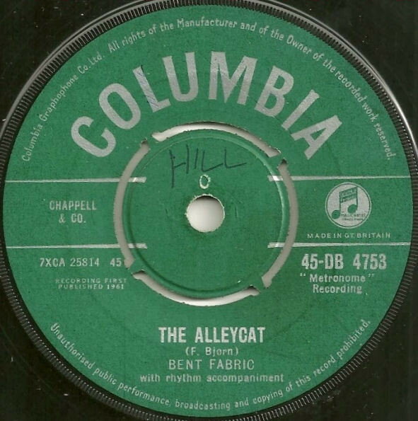 ・アーティスト Bent Fabric ・タイトル The Alleycat ・レーベル・型番 Columbia 45DB4753 ・フォーマット 7インチレコード ・コンディション(盤) 良い (VG+) ・コンディション(ジャケット) プレインカバー（元ジャケット／カバー無し） ・コンディション(帯) オビなし ・特記事項 【盤汚れ】【盤に短いヘアライン】 サンプル画像です。実際の商品の画像ではありません 商品写真はバーコード/カタログ番号に対応したサンプル画像ですので、お送りする商品の画像ではありません。帯やライナーなどの付属品は、特記事項に記載されている場合のみ含まれます。プロモやカラーレコードなどの仕様についても、該当する場合のみ特記事項に記載しています。 【ご購入前に必ずご確認ください】 ・本店サイト(www.recordcity.jp)とは価格、送料が違います ・本店サイト、その他支店のオーダーとは同梱発送できません ・注文確定後に別の注文を頂いた場合、注文同士の同梱は致しかねます。 ・別倉庫から発送しているため、店頭受け渡しは対応しておりません ・一部商品は他の通販サイトでも販売しているため、ご注文のタイミングによっては商品のご用意ができない場合がございます。 ・土日祝日はお休みです 金曜・祝前日9時以降のご連絡またはご入金は、返答または発送が週明け・祝日明けに順次対応となります。 ・ご購入後のキャンセル不可 ご購入後のキャンセルはいかなる理由においてもお受けできません。ご了承の上、ご購入くださいませ。 ・日本郵便(ゆうパック/ゆうメール)によるお届けになります。 ・中古品であることをご理解ください 当ストアでは中古商品を主に販売しております。中古品であることをご理解の上ご購入ください。また、一部商品はRecordCityオンラインストアで試聴可能です。 ・返品について お客様のご都合による返品は一切承っておりません。 表記の内容と実際の商品に相違がある場合、また針飛び等で返品・返金をご希望される場合は、商品の到着後1週間以内にご連絡ください。商品の返送をこちらで確認後、キャンセル・返金を行います。 コンディションVG以下の商品は返品できません。プレイに影響のない表面のこすれ傷、プレス起因のノイズ盤は返品の対象外です。 【コンディション表記】 ・ほぼ新品(M-)(Like New) 完全な新品。未使用。当店ではほぼ使用しません ・非常に良い(EX)(Excellent) 中古盤として美品な状態。わずかな経年を感じるものの傷みを感じさせない、当店基準で最高の状態 ・良い(VG+)(Very Good Plus) 丁寧に扱われた中古品で、軽い使用感がみられる。 ・可(VG)(Acceptable) 使い込まれた中古品で、「良い」よりもさらに使用感がみられる。 ・悪い(VG-)(Bad) 状態が悪いアイテム。使用の保障はなく、再生不可、針飛び、目立つノイズがあるかもしれない。状態によるクレーム不可。返品不可。 ・非常に悪い(G)(Very Bad) 「悪い」よりさらに状態が悪いアイテム。使用の保障はなく、再生不可、針飛び、目立つノイズがあるかもしれない。状態によるクレーム不可。返品不可。 ・ジャンク(Fair)(Junk/Fair) 割れている、反っている、水ダメージがある、カビ、ジャケットが分離している、ひどい書き込み、ひどい擦れなど最低の状態。使用の保障はなく、再生不可、針飛び、目立つノイズがあるかもしれない。状態によるクレーム不可。返品不可。 ・ジャンク(Poor)(Junk/Poor) 割れている、反っている、水ダメージがある、カビ、ジャケットが分離している、ひどい書き込み、ひどい擦れなど最低の状態。使用の保障はなく、再生不可、針飛び、目立つノイズがあるかもしれない。状態によるクレーム不可。返品不可。