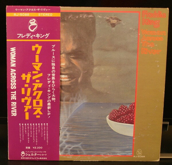 ・アーティスト Freddie King ・タイトル Woman Across The River ・レーベル・型番 SHELTER RJ5088 ・フォーマット LPレコード ・コンディション(盤) 可 (VG) ・コンディション(ジャケット) 可 (VG) ・コンディション(帯) オビなし ・特記事項 【ライナー付き】 【カバーにキズ/ダメージ】【カバーに擦れ】【盤に薄い跡】【ライナー染み、破れ】 サンプル画像です。実際の商品の画像ではありません 商品写真はバーコード/カタログ番号に対応したサンプル画像ですので、お送りする商品の画像ではありません。帯やライナーなどの付属品は、特記事項に記載されている場合のみ含まれます。プロモやカラーレコードなどの仕様についても、該当する場合のみ特記事項に記載しています。 【ご購入前に必ずご確認ください】 ・本店サイト(www.recordcity.jp)とは価格、送料が違います ・本店サイト、その他支店のオーダーとは同梱発送できません ・注文確定後に別の注文を頂いた場合、注文同士の同梱は致しかねます。 ・別倉庫から発送しているため、店頭受け渡しは対応しておりません ・一部商品は他の通販サイトでも販売しているため、ご注文のタイミングによっては商品のご用意ができない場合がございます。 ・土日祝日はお休みです 金曜・祝前日9時以降のご連絡またはご入金は、返答または発送が週明け・祝日明けに順次対応となります。 ・ご購入後のキャンセル不可 ご購入後のキャンセルはいかなる理由においてもお受けできません。ご了承の上、ご購入くださいませ。 ・日本郵便(ゆうパック/ゆうメール)によるお届けになります。 ・中古品であることをご理解ください 当ストアでは中古商品を主に販売しております。中古品であることをご理解の上ご購入ください。また、一部商品はRecordCityオンラインストアで試聴可能です。 ・返品について お客様のご都合による返品は一切承っておりません。 表記の内容と実際の商品に相違がある場合、また針飛び等で返品・返金をご希望される場合は、商品の到着後1週間以内にご連絡ください。商品の返送をこちらで確認後、キャンセル・返金を行います。 コンディションVG以下の商品は返品できません。プレイに影響のない表面のこすれ傷、プレス起因のノイズ盤は返品の対象外です。 【コンディション表記】 ・ほぼ新品(M-)(Like New) 完全な新品。未使用。当店ではほぼ使用しません ・非常に良い(EX)(Excellent) 中古盤として美品な状態。わずかな経年を感じるものの傷みを感じさせない、当店基準で最高の状態 ・良い(VG+)(Very Good Plus) 丁寧に扱われた中古品で、軽い使用感がみられる。 ・可(VG)(Acceptable) 使い込まれた中古品で、「良い」よりもさらに使用感がみられる。 ・悪い(VG-)(Bad) 状態が悪いアイテム。使用の保障はなく、再生不可、針飛び、目立つノイズがあるかもしれない。状態によるクレーム不可。返品不可。 ・非常に悪い(G)(Very Bad) 「悪い」よりさらに状態が悪いアイテム。使用の保障はなく、再生不可、針飛び、目立つノイズがあるかもしれない。状態によるクレーム不可。返品不可。 ・ジャンク(Fair)(Junk/Fair) 割れている、反っている、水ダメージがある、カビ、ジャケットが分離している、ひどい書き込み、ひどい擦れなど最低の状態。使用の保障はなく、再生不可、針飛び、目立つノイズがあるかもしれない。状態によるクレーム不可。返品不可。 ・ジャンク(Poor)(Junk/Poor) 割れている、反っている、水ダメージがある、カビ、ジャケットが分離している、ひどい書き込み、ひどい擦れなど最低の状態。使用の保障はなく、再生不可、針飛び、目立つノイズがあるかもしれない。状態によるクレーム不可。返品不可。