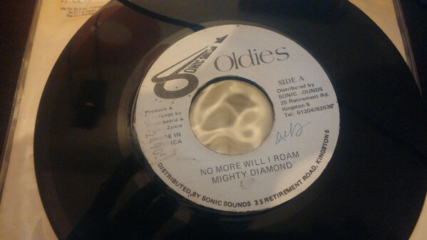 ・アーティスト Mighty Diamonds ・タイトル No More Will i Roam ・レーベル・型番 Sonic Sounds Oldies NONE ・フォーマット 7インチレコード ・コンディション(盤) 良い (VG+) ・コンディション(ジャケット) プレインカバー（元ジャケット／カバー無し） ・コンディション(帯) オビなし ・特記事項 サンプル画像です。実際の商品の画像ではありません 商品写真はバーコード/カタログ番号に対応したサンプル画像ですので、お送りする商品の画像ではありません。帯やライナーなどの付属品は、特記事項に記載されている場合のみ含まれます。プロモやカラーレコードなどの仕様についても、該当する場合のみ特記事項に記載しています。 【ご購入前に必ずご確認ください】 ・本店サイト(www.recordcity.jp)とは価格、送料が違います ・本店サイト、その他支店のオーダーとは同梱発送できません ・注文確定後に別の注文を頂いた場合、注文同士の同梱は致しかねます。 ・別倉庫から発送しているため、店頭受け渡しは対応しておりません ・一部商品は他の通販サイトでも販売しているため、ご注文のタイミングによっては商品のご用意ができない場合がございます。 ・土日祝日はお休みです 金曜・祝前日9時以降のご連絡またはご入金は、返答または発送が週明け・祝日明けに順次対応となります。 ・ご購入後のキャンセル不可 ご購入後のキャンセルはいかなる理由においてもお受けできません。ご了承の上、ご購入くださいませ。 ・日本郵便(ゆうパック/ゆうメール)によるお届けになります。 ・中古品であることをご理解ください 当ストアでは中古商品を主に販売しております。中古品であることをご理解の上ご購入ください。また、一部商品はRecordCityオンラインストアで試聴可能です。 ・返品について お客様のご都合による返品は一切承っておりません。 表記の内容と実際の商品に相違がある場合、また針飛び等で返品・返金をご希望される場合は、商品の到着後1週間以内にご連絡ください。商品の返送をこちらで確認後、キャンセル・返金を行います。 コンディションVG以下の商品は返品できません。プレイに影響のない表面のこすれ傷、プレス起因のノイズ盤は返品の対象外です。 【コンディション表記】 ・ほぼ新品(M-)(Like New) 完全な新品。未使用。当店ではほぼ使用しません ・非常に良い(EX)(Excellent) 中古盤として美品な状態。わずかな経年を感じるものの傷みを感じさせない、当店基準で最高の状態 ・良い(VG+)(Very Good Plus) 丁寧に扱われた中古品で、軽い使用感がみられる。 ・可(VG)(Acceptable) 使い込まれた中古品で、「良い」よりもさらに使用感がみられる。 ・悪い(VG-)(Bad) 状態が悪いアイテム。使用の保障はなく、再生不可、針飛び、目立つノイズがあるかもしれない。状態によるクレーム不可。返品不可。 ・非常に悪い(G)(Very Bad) 「悪い」よりさらに状態が悪いアイテム。使用の保障はなく、再生不可、針飛び、目立つノイズがあるかもしれない。状態によるクレーム不可。返品不可。 ・ジャンク(Fair)(Junk/Fair) 割れている、反っている、水ダメージがある、カビ、ジャケットが分離している、ひどい書き込み、ひどい擦れなど最低の状態。使用の保障はなく、再生不可、針飛び、目立つノイズがあるかもしれない。状態によるクレーム不可。返品不可。 ・ジャンク(Poor)(Junk/Poor) 割れている、反っている、水ダメージがある、カビ、ジャケットが分離している、ひどい書き込み、ひどい擦れなど最低の状態。使用の保障はなく、再生不可、針飛び、目立つノイズがあるかもしれない。状態によるクレーム不可。返品不可。