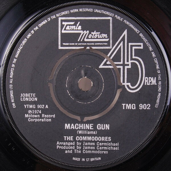 ・アーティスト Commodores ・タイトル Machine Gun ・レーベル・型番 Tamla Motown TMG902 ・フォーマット 7インチレコード ・コンディション(盤) 可 (VG) ・コンディション(ジャケット) プレインカバー（元ジャケット／カバー無し） ・コンディション(帯) オビなし ・特記事項 【盤に目立ったキズ】【カバー汚れ】 サンプル画像です。実際の商品の画像ではありません 商品写真はバーコード/カタログ番号に対応したサンプル画像ですので、お送りする商品の画像ではありません。帯やライナーなどの付属品は、特記事項に記載されている場合のみ含まれます。プロモやカラーレコードなどの仕様についても、該当する場合のみ特記事項に記載しています。 【ご購入前に必ずご確認ください】 ・本店サイト(www.recordcity.jp)とは価格、送料が違います ・本店サイト、その他支店のオーダーとは同梱発送できません ・注文確定後に別の注文を頂いた場合、注文同士の同梱は致しかねます。 ・別倉庫から発送しているため、店頭受け渡しは対応しておりません ・一部商品は他の通販サイトでも販売しているため、ご注文のタイミングによっては商品のご用意ができない場合がございます。 ・土日祝日はお休みです 金曜・祝前日9時以降のご連絡またはご入金は、返答または発送が週明け・祝日明けに順次対応となります。 ・ご購入後のキャンセル不可 ご購入後のキャンセルはいかなる理由においてもお受けできません。ご了承の上、ご購入くださいませ。 ・日本郵便(ゆうパック/ゆうメール)によるお届けになります。 ・中古品であることをご理解ください 当ストアでは中古商品を主に販売しております。中古品であることをご理解の上ご購入ください。また、一部商品はRecordCityオンラインストアで試聴可能です。 ・返品について お客様のご都合による返品は一切承っておりません。 表記の内容と実際の商品に相違がある場合、また針飛び等で返品・返金をご希望される場合は、商品の到着後1週間以内にご連絡ください。商品の返送をこちらで確認後、キャンセル・返金を行います。 コンディションVG以下の商品は返品できません。プレイに影響のない表面のこすれ傷、プレス起因のノイズ盤は返品の対象外です。 【コンディション表記】 ・ほぼ新品(M-)(Like New) 完全な新品。未使用。当店ではほぼ使用しません ・非常に良い(EX)(Excellent) 中古盤として美品な状態。わずかな経年を感じるものの傷みを感じさせない、当店基準で最高の状態 ・良い(VG+)(Very Good Plus) 丁寧に扱われた中古品で、軽い使用感がみられる。 ・可(VG)(Acceptable) 使い込まれた中古品で、「良い」よりもさらに使用感がみられる。 ・悪い(VG-)(Bad) 状態が悪いアイテム。使用の保障はなく、再生不可、針飛び、目立つノイズがあるかもしれない。状態によるクレーム不可。返品不可。 ・非常に悪い(G)(Very Bad) 「悪い」よりさらに状態が悪いアイテム。使用の保障はなく、再生不可、針飛び、目立つノイズがあるかもしれない。状態によるクレーム不可。返品不可。 ・ジャンク(Fair)(Junk/Fair) 割れている、反っている、水ダメージがある、カビ、ジャケットが分離している、ひどい書き込み、ひどい擦れなど最低の状態。使用の保障はなく、再生不可、針飛び、目立つノイズがあるかもしれない。状態によるクレーム不可。返品不可。 ・ジャンク(Poor)(Junk/Poor) 割れている、反っている、水ダメージがある、カビ、ジャケットが分離している、ひどい書き込み、ひどい擦れなど最低の状態。使用の保障はなく、再生不可、針飛び、目立つノイズがあるかもしれない。状態によるクレーム不可。返品不可。