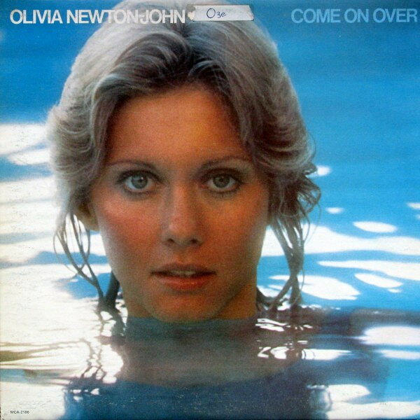 ・アーティスト Olivia Newton-John ・タイトル Come On Over ・レーベル・型番 MCA Records MCA2186 ・フォーマット LPレコード ・コンディション(盤) 良い (VG+) ・コンディション(ジャケット) 可 (VG) ・コンディション(帯) オビなし ・特記事項 サンプル画像です。実際の商品の画像ではありません 商品写真はバーコード/カタログ番号に対応したサンプル画像ですので、お送りする商品の画像ではありません。帯やライナーなどの付属品は、特記事項に記載されている場合のみ含まれます。プロモやカラーレコードなどの仕様についても、該当する場合のみ特記事項に記載しています。 【ご購入前に必ずご確認ください】 ・本店サイト(www.recordcity.jp)とは価格、送料が違います ・本店サイト、その他支店のオーダーとは同梱発送できません ・注文確定後に別の注文を頂いた場合、注文同士の同梱は致しかねます。 ・別倉庫から発送しているため、店頭受け渡しは対応しておりません ・一部商品は他の通販サイトでも販売しているため、ご注文のタイミングによっては商品のご用意ができない場合がございます。 ・土日祝日はお休みです 金曜・祝前日9時以降のご連絡またはご入金は、返答または発送が週明け・祝日明けに順次対応となります。 ・ご購入後のキャンセル不可 ご購入後のキャンセルはいかなる理由においてもお受けできません。ご了承の上、ご購入くださいませ。 ・日本郵便(ゆうパック/ゆうメール)によるお届けになります。 ・中古品であることをご理解ください 当ストアでは中古商品を主に販売しております。中古品であることをご理解の上ご購入ください。また、一部商品はRecordCityオンラインストアで試聴可能です。 ・返品について お客様のご都合による返品は一切承っておりません。 表記の内容と実際の商品に相違がある場合、また針飛び等で返品・返金をご希望される場合は、商品の到着後1週間以内にご連絡ください。商品の返送をこちらで確認後、キャンセル・返金を行います。 コンディションVG以下の商品は返品できません。プレイに影響のない表面のこすれ傷、プレス起因のノイズ盤は返品の対象外です。 【コンディション表記】 ・ほぼ新品(M-)(Like New) 完全な新品。未使用。当店ではほぼ使用しません ・非常に良い(EX)(Excellent) 中古盤として美品な状態。わずかな経年を感じるものの傷みを感じさせない、当店基準で最高の状態 ・良い(VG+)(Very Good Plus) 丁寧に扱われた中古品で、軽い使用感がみられる。 ・可(VG)(Acceptable) 使い込まれた中古品で、「良い」よりもさらに使用感がみられる。 ・悪い(VG-)(Bad) 状態が悪いアイテム。使用の保障はなく、再生不可、針飛び、目立つノイズがあるかもしれない。状態によるクレーム不可。返品不可。 ・非常に悪い(G)(Very Bad) 「悪い」よりさらに状態が悪いアイテム。使用の保障はなく、再生不可、針飛び、目立つノイズがあるかもしれない。状態によるクレーム不可。返品不可。 ・ジャンク(Fair)(Junk/Fair) 割れている、反っている、水ダメージがある、カビ、ジャケットが分離している、ひどい書き込み、ひどい擦れなど最低の状態。使用の保障はなく、再生不可、針飛び、目立つノイズがあるかもしれない。状態によるクレーム不可。返品不可。 ・ジャンク(Poor)(Junk/Poor) 割れている、反っている、水ダメージがある、カビ、ジャケットが分離している、ひどい書き込み、ひどい擦れなど最低の状態。使用の保障はなく、再生不可、針飛び、目立つノイズがあるかもしれない。状態によるクレーム不可。返品不可。
