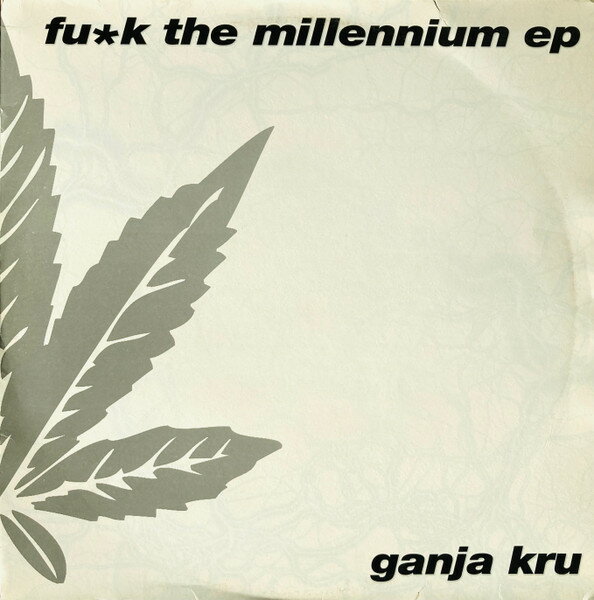 ・アーティスト Ganja Kru ・タイトル Fu*k The Millennium EP ・レーベル・型番 TRUE PLAYAZ TPR12023 ・フォーマット 12インチレコード ・コンディション(盤) 良い (VG+) ・コンディション(ジャケット) 良い (VG+) ・コンディション(帯) オビなし ・特記事項 【盤に目立ったキズ】【カバー小さな破れ】 サンプル画像です。実際の商品の画像ではありません 商品写真はバーコード/カタログ番号に対応したサンプル画像ですので、お送りする商品の画像ではありません。帯やライナーなどの付属品は、特記事項に記載されている場合のみ含まれます。プロモやカラーレコードなどの仕様についても、該当する場合のみ特記事項に記載しています。 【ご購入前に必ずご確認ください】 ・本店サイト(www.recordcity.jp)とは価格、送料が違います ・本店サイト、その他支店のオーダーとは同梱発送できません ・注文確定後に別の注文を頂いた場合、注文同士の同梱は致しかねます。 ・別倉庫から発送しているため、店頭受け渡しは対応しておりません ・一部商品は他の通販サイトでも販売しているため、ご注文のタイミングによっては商品のご用意ができない場合がございます。 ・土日祝日はお休みです 金曜・祝前日9時以降のご連絡またはご入金は、返答または発送が週明け・祝日明けに順次対応となります。 ・ご購入後のキャンセル不可 ご購入後のキャンセルはいかなる理由においてもお受けできません。ご了承の上、ご購入くださいませ。 ・日本郵便(ゆうパック/ゆうメール)によるお届けになります。 ・中古品であることをご理解ください 当ストアでは中古商品を主に販売しております。中古品であることをご理解の上ご購入ください。また、一部商品はRecordCityオンラインストアで試聴可能です。 ・返品について お客様のご都合による返品は一切承っておりません。 表記の内容と実際の商品に相違がある場合、また針飛び等で返品・返金をご希望される場合は、商品の到着後1週間以内にご連絡ください。商品の返送をこちらで確認後、キャンセル・返金を行います。 コンディションVG以下の商品は返品できません。プレイに影響のない表面のこすれ傷、プレス起因のノイズ盤は返品の対象外です。 【コンディション表記】 ・ほぼ新品(M-)(Like New) 完全な新品。未使用。当店ではほぼ使用しません ・非常に良い(EX)(Excellent) 中古盤として美品な状態。わずかな経年を感じるものの傷みを感じさせない、当店基準で最高の状態 ・良い(VG+)(Very Good Plus) 丁寧に扱われた中古品で、軽い使用感がみられる。 ・可(VG)(Acceptable) 使い込まれた中古品で、「良い」よりもさらに使用感がみられる。 ・悪い(VG-)(Bad) 状態が悪いアイテム。使用の保障はなく、再生不可、針飛び、目立つノイズがあるかもしれない。状態によるクレーム不可。返品不可。 ・非常に悪い(G)(Very Bad) 「悪い」よりさらに状態が悪いアイテム。使用の保障はなく、再生不可、針飛び、目立つノイズがあるかもしれない。状態によるクレーム不可。返品不可。 ・ジャンク(Fair)(Junk/Fair) 割れている、反っている、水ダメージがある、カビ、ジャケットが分離している、ひどい書き込み、ひどい擦れなど最低の状態。使用の保障はなく、再生不可、針飛び、目立つノイズがあるかもしれない。状態によるクレーム不可。返品不可。 ・ジャンク(Poor)(Junk/Poor) 割れている、反っている、水ダメージがある、カビ、ジャケットが分離している、ひどい書き込み、ひどい擦れなど最低の状態。使用の保障はなく、再生不可、針飛び、目立つノイズがあるかもしれない。状態によるクレーム不可。返品不可。