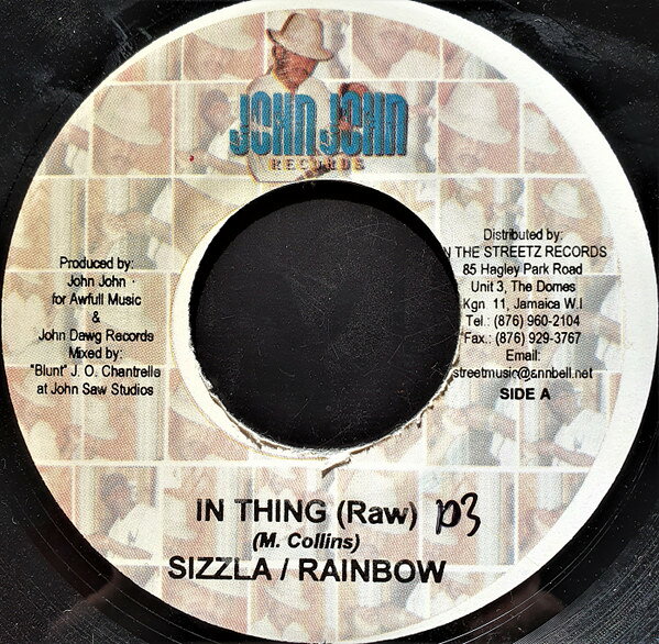 ・アーティスト Sizzla / Rainbow ・タイトル In Thing ・レーベル・型番 John John Records NONE ・フォーマット 7インチレコード ・コンディション(盤) 良い (VG+) ・コンディション(ジャケット) ・コンディション(帯) オビなし ・特記事項 サンプル画像です。実際の商品の画像ではありません 商品写真はバーコード/カタログ番号に対応したサンプル画像ですので、お送りする商品の画像ではありません。帯やライナーなどの付属品は、特記事項に記載されている場合のみ含まれます。プロモやカラーレコードなどの仕様についても、該当する場合のみ特記事項に記載しています。 【ご購入前に必ずご確認ください】 ・本店サイト(www.recordcity.jp)とは価格、送料が違います ・本店サイト、その他支店のオーダーとは同梱発送できません ・注文確定後に別の注文を頂いた場合、注文同士の同梱は致しかねます。 ・別倉庫から発送しているため、店頭受け渡しは対応しておりません ・一部商品は他の通販サイトでも販売しているため、ご注文のタイミングによっては商品のご用意ができない場合がございます。 ・土日祝日はお休みです 金曜・祝前日9時以降のご連絡またはご入金は、返答または発送が週明け・祝日明けに順次対応となります。 ・ご購入後のキャンセル不可 ご購入後のキャンセルはいかなる理由においてもお受けできません。ご了承の上、ご購入くださいませ。 ・日本郵便(ゆうパック/ゆうメール)によるお届けになります。 ・中古品であることをご理解ください 当ストアでは中古商品を主に販売しております。中古品であることをご理解の上ご購入ください。また、一部商品はRecordCityオンラインストアで試聴可能です。 ・返品について お客様のご都合による返品は一切承っておりません。 表記の内容と実際の商品に相違がある場合、また針飛び等で返品・返金をご希望される場合は、商品の到着後1週間以内にご連絡ください。商品の返送をこちらで確認後、キャンセル・返金を行います。 コンディションVG以下の商品は返品できません。プレイに影響のない表面のこすれ傷、プレス起因のノイズ盤は返品の対象外です。 【コンディション表記】 ・ほぼ新品(M-)(Like New) 完全な新品。未使用。当店ではほぼ使用しません ・非常に良い(EX)(Excellent) 中古盤として美品な状態。わずかな経年を感じるものの傷みを感じさせない、当店基準で最高の状態 ・良い(VG+)(Very Good Plus) 丁寧に扱われた中古品で、軽い使用感がみられる。 ・可(VG)(Acceptable) 使い込まれた中古品で、「良い」よりもさらに使用感がみられる。 ・悪い(VG-)(Bad) 状態が悪いアイテム。使用の保障はなく、再生不可、針飛び、目立つノイズがあるかもしれない。状態によるクレーム不可。返品不可。 ・非常に悪い(G)(Very Bad) 「悪い」よりさらに状態が悪いアイテム。使用の保障はなく、再生不可、針飛び、目立つノイズがあるかもしれない。状態によるクレーム不可。返品不可。 ・ジャンク(Fair)(Junk/Fair) 割れている、反っている、水ダメージがある、カビ、ジャケットが分離している、ひどい書き込み、ひどい擦れなど最低の状態。使用の保障はなく、再生不可、針飛び、目立つノイズがあるかもしれない。状態によるクレーム不可。返品不可。 ・ジャンク(Poor)(Junk/Poor) 割れている、反っている、水ダメージがある、カビ、ジャケットが分離している、ひどい書き込み、ひどい擦れなど最低の状態。使用の保障はなく、再生不可、針飛び、目立つノイズがあるかもしれない。状態によるクレーム不可。返品不可。