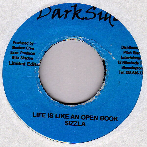 ・アーティスト Sizzla ・タイトル Life Is Like An Open Book ・レーベル・型番 Darkside (3) NONE ・フォーマット 7インチレコード ・コンディション(盤) 良い (VG+) ・コンディション(ジャケット) ・コンディション(帯) オビなし ・特記事項 サンプル画像です。実際の商品の画像ではありません 商品写真はバーコード/カタログ番号に対応したサンプル画像ですので、お送りする商品の画像ではありません。帯やライナーなどの付属品は、特記事項に記載されている場合のみ含まれます。プロモやカラーレコードなどの仕様についても、該当する場合のみ特記事項に記載しています。 【ご購入前に必ずご確認ください】 ・本店サイト(www.recordcity.jp)とは価格、送料が違います ・本店サイト、その他支店のオーダーとは同梱発送できません ・注文確定後に別の注文を頂いた場合、注文同士の同梱は致しかねます。 ・別倉庫から発送しているため、店頭受け渡しは対応しておりません ・一部商品は他の通販サイトでも販売しているため、ご注文のタイミングによっては商品のご用意ができない場合がございます。 ・土日祝日はお休みです 金曜・祝前日9時以降のご連絡またはご入金は、返答または発送が週明け・祝日明けに順次対応となります。 ・ご購入後のキャンセル不可 ご購入後のキャンセルはいかなる理由においてもお受けできません。ご了承の上、ご購入くださいませ。 ・日本郵便(ゆうパック/ゆうメール)によるお届けになります。 ・中古品であることをご理解ください 当ストアでは中古商品を主に販売しております。中古品であることをご理解の上ご購入ください。また、一部商品はRecordCityオンラインストアで試聴可能です。 ・返品について お客様のご都合による返品は一切承っておりません。 表記の内容と実際の商品に相違がある場合、また針飛び等で返品・返金をご希望される場合は、商品の到着後1週間以内にご連絡ください。商品の返送をこちらで確認後、キャンセル・返金を行います。 コンディションVG以下の商品は返品できません。プレイに影響のない表面のこすれ傷、プレス起因のノイズ盤は返品の対象外です。 【コンディション表記】 ・ほぼ新品(M-)(Like New) 完全な新品。未使用。当店ではほぼ使用しません ・非常に良い(EX)(Excellent) 中古盤として美品な状態。わずかな経年を感じるものの傷みを感じさせない、当店基準で最高の状態 ・良い(VG+)(Very Good Plus) 丁寧に扱われた中古品で、軽い使用感がみられる。 ・可(VG)(Acceptable) 使い込まれた中古品で、「良い」よりもさらに使用感がみられる。 ・悪い(VG-)(Bad) 状態が悪いアイテム。使用の保障はなく、再生不可、針飛び、目立つノイズがあるかもしれない。状態によるクレーム不可。返品不可。 ・非常に悪い(G)(Very Bad) 「悪い」よりさらに状態が悪いアイテム。使用の保障はなく、再生不可、針飛び、目立つノイズがあるかもしれない。状態によるクレーム不可。返品不可。 ・ジャンク(Fair)(Junk/Fair) 割れている、反っている、水ダメージがある、カビ、ジャケットが分離している、ひどい書き込み、ひどい擦れなど最低の状態。使用の保障はなく、再生不可、針飛び、目立つノイズがあるかもしれない。状態によるクレーム不可。返品不可。 ・ジャンク(Poor)(Junk/Poor) 割れている、反っている、水ダメージがある、カビ、ジャケットが分離している、ひどい書き込み、ひどい擦れなど最低の状態。使用の保障はなく、再生不可、針飛び、目立つノイズがあるかもしれない。状態によるクレーム不可。返品不可。