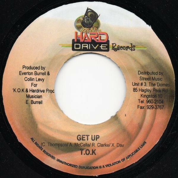 ・アーティスト T.O.K. / Einstein ・タイトル Get Up / Naa Pet ・レーベル Hard Drive Records (3) NONE ・フォーマット 7インチレコード ・コンディション(盤) 良い (VG+) ・コンディション(ジャケット) ・コンディション(帯) オビなし ・特記事項 【レーベルにシール付着】 サンプル画像です。実際の商品の画像ではありません 商品写真はバーコード/カタログ番号に対応したサンプル画像ですので、お送りする商品の画像ではありません。帯やライナーなどの付属品は、特記事項に記載されている場合のみ含まれます。プロモやカラーレコードなどの仕様についても、該当する場合のみ特記事項に記載しています。 【ご購入前に必ずご確認ください】 ・本店サイト(www.recordcity.jp)とは価格、送料が違います ・本店サイト、その他支店のオーダーとは同梱発送できません ・別倉庫から発送しているため、店頭受け渡しは対応しておりません ・一部商品は他の通販サイトでも販売しているため、ご注文のタイミングによっては商品のご用意ができない場合がございます。 ・土日祝日はお休みです 金曜・祝前日9時以降のご連絡またはご入金は、返答または発送が週明け・祝日明けに順次対応となります。 ・ご購入後のキャンセル不可 ご購入後のキャンセルはいかなる理由においてもお受けできません。ご了承の上、ご購入くださいませ。 ・日本郵便(ゆうパック/ゆうメール)によるお届けになります。 ・中古品であることをご理解ください 当ストアではお客様よりお譲りいただいた中古商品を主に販売しております。中古品であることをご理解の上ご購入ください。また、一部商品はRecordCityオンラインストアで試聴可能です。 ・返品について お客様のご都合による返品は一切承っておりません。 表記の内容と実際の商品に相違がある場合、また針飛び等で返品・返金をご希望される場合は、商品の到着後1週間以内にご連絡ください。商品の返送をこちらで確認後、キャンセル・返金を行います。 コンディションVG以下の商品は返品できません。プレイに影響のない表面のこすれ傷、プレス起因のノイズ盤は返品の対象外です。 【コンディション表記】 ・ほぼ新品(M-)(Like New) 完全な新品。未使用。当店ではほぼ使用しません ・非常に良い(EX)(Excellent) 中古盤として美品な状態。わずかな経年を感じるものの傷みを感じさせない、当店基準で最高の状態 ・良い(VG+)(Very Good Plus) 丁寧に扱われた中古品で、軽い使用感がみられる。 ・可(VG)(Acceptable) 使い込まれた中古品で、「良い」よりもさらに使用感がみられる。 ・悪い(VG-)(Bad) 状態が悪いアイテム。使用の保障はなく、再生不可、針飛び、目立つノイズがあるかもしれない。状態によるクレーム不可。返品不可。 ・非常に悪い(G)(Very Bad) 「悪い」よりさらに状態が悪いアイテム。使用の保障はなく、再生不可、針飛び、目立つノイズがあるかもしれない。状態によるクレーム不可。返品不可。 ・ジャンク(Fair)(Junk/Fair) 割れている、反っている、水ダメージがある、カビ、ジャケットが分離している、ひどい書き込み、ひどい擦れなど最低の状態。使用の保障はなく、再生不可、針飛び、目立つノイズがあるかもしれない。状態によるクレーム不可。返品不可。 ・ジャンク(Poor)(Junk/Poor) 割れている、反っている、水ダメージがある、カビ、ジャケットが分離している、ひどい書き込み、ひどい擦れなど最低の状態。使用の保障はなく、再生不可、針飛び、目立つノイズがあるかもしれない。状態によるクレーム不可。返品不可。