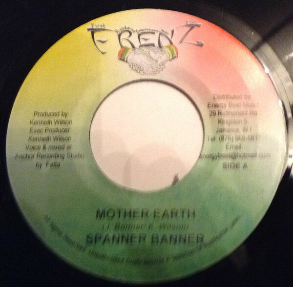 ・アーティスト Spanner Banner / Ras Peter ・タイトル Mother Earth / As I Rise ・レーベル・型番 Frenz NONE ・フォーマット 7インチレコード ・コンディション(盤) 良い (VG+) ・コンディション(ジャケット) ・コンディション(帯) オビなし ・特記事項 サンプル画像です。実際の商品の画像ではありません 商品写真はバーコード/カタログ番号に対応したサンプル画像ですので、お送りする商品の画像ではありません。帯やライナーなどの付属品は、特記事項に記載されている場合のみ含まれます。プロモやカラーレコードなどの仕様についても、該当する場合のみ特記事項に記載しています。 【ご購入前に必ずご確認ください】 ・本店サイト(www.recordcity.jp)とは価格、送料が違います ・本店サイト、その他支店のオーダーとは同梱発送できません ・注文確定後に別の注文を頂いた場合、注文同士の同梱は致しかねます。 ・別倉庫から発送しているため、店頭受け渡しは対応しておりません ・一部商品は他の通販サイトでも販売しているため、ご注文のタイミングによっては商品のご用意ができない場合がございます。 ・土日祝日はお休みです 金曜・祝前日9時以降のご連絡またはご入金は、返答または発送が週明け・祝日明けに順次対応となります。 ・ご購入後のキャンセル不可 ご購入後のキャンセルはいかなる理由においてもお受けできません。ご了承の上、ご購入くださいませ。 ・日本郵便(ゆうパック/ゆうメール)によるお届けになります。 ・中古品であることをご理解ください 当ストアでは中古商品を主に販売しております。中古品であることをご理解の上ご購入ください。また、一部商品はRecordCityオンラインストアで試聴可能です。 ・返品について お客様のご都合による返品は一切承っておりません。 表記の内容と実際の商品に相違がある場合、また針飛び等で返品・返金をご希望される場合は、商品の到着後1週間以内にご連絡ください。商品の返送をこちらで確認後、キャンセル・返金を行います。 コンディションVG以下の商品は返品できません。プレイに影響のない表面のこすれ傷、プレス起因のノイズ盤は返品の対象外です。 【コンディション表記】 ・ほぼ新品(M-)(Like New) 完全な新品。未使用。当店ではほぼ使用しません ・非常に良い(EX)(Excellent) 中古盤として美品な状態。わずかな経年を感じるものの傷みを感じさせない、当店基準で最高の状態 ・良い(VG+)(Very Good Plus) 丁寧に扱われた中古品で、軽い使用感がみられる。 ・可(VG)(Acceptable) 使い込まれた中古品で、「良い」よりもさらに使用感がみられる。 ・悪い(VG-)(Bad) 状態が悪いアイテム。使用の保障はなく、再生不可、針飛び、目立つノイズがあるかもしれない。状態によるクレーム不可。返品不可。 ・非常に悪い(G)(Very Bad) 「悪い」よりさらに状態が悪いアイテム。使用の保障はなく、再生不可、針飛び、目立つノイズがあるかもしれない。状態によるクレーム不可。返品不可。 ・ジャンク(Fair)(Junk/Fair) 割れている、反っている、水ダメージがある、カビ、ジャケットが分離している、ひどい書き込み、ひどい擦れなど最低の状態。使用の保障はなく、再生不可、針飛び、目立つノイズがあるかもしれない。状態によるクレーム不可。返品不可。 ・ジャンク(Poor)(Junk/Poor) 割れている、反っている、水ダメージがある、カビ、ジャケットが分離している、ひどい書き込み、ひどい擦れなど最低の状態。使用の保障はなく、再生不可、針飛び、目立つノイズがあるかもしれない。状態によるクレーム不可。返品不可。