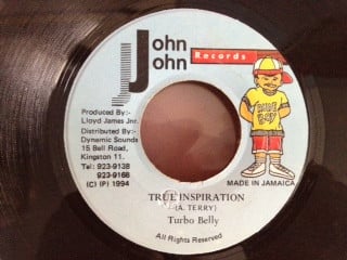 ・アーティスト Turbo Belly ・タイトル True Inspiration ・レーベル・型番 John John Records NONE ・フォーマット 7インチレコード ・コンディション(盤) 良い (VG+) ・コンディション(ジャケット) プレインカバー（元ジャケット／カバー無し） ・コンディション(帯) オビなし ・特記事項 サンプル画像です。実際の商品の画像ではありません 商品写真はバーコード/カタログ番号に対応したサンプル画像ですので、お送りする商品の画像ではありません。帯やライナーなどの付属品は、特記事項に記載されている場合のみ含まれます。プロモやカラーレコードなどの仕様についても、該当する場合のみ特記事項に記載しています。 【ご購入前に必ずご確認ください】 ・本店サイト(www.recordcity.jp)とは価格、送料が違います ・本店サイト、その他支店のオーダーとは同梱発送できません ・注文確定後に別の注文を頂いた場合、注文同士の同梱は致しかねます。 ・別倉庫から発送しているため、店頭受け渡しは対応しておりません ・一部商品は他の通販サイトでも販売しているため、ご注文のタイミングによっては商品のご用意ができない場合がございます。 ・土日祝日はお休みです 金曜・祝前日9時以降のご連絡またはご入金は、返答または発送が週明け・祝日明けに順次対応となります。 ・ご購入後のキャンセル不可 ご購入後のキャンセルはいかなる理由においてもお受けできません。ご了承の上、ご購入くださいませ。 ・日本郵便(ゆうパック/ゆうメール)によるお届けになります。 ・中古品であることをご理解ください 当ストアでは中古商品を主に販売しております。中古品であることをご理解の上ご購入ください。また、一部商品はRecordCityオンラインストアで試聴可能です。 ・返品について お客様のご都合による返品は一切承っておりません。 表記の内容と実際の商品に相違がある場合、また針飛び等で返品・返金をご希望される場合は、商品の到着後1週間以内にご連絡ください。商品の返送をこちらで確認後、キャンセル・返金を行います。 コンディションVG以下の商品は返品できません。プレイに影響のない表面のこすれ傷、プレス起因のノイズ盤は返品の対象外です。 【コンディション表記】 ・ほぼ新品(M-)(Like New) 完全な新品。未使用。当店ではほぼ使用しません ・非常に良い(EX)(Excellent) 中古盤として美品な状態。わずかな経年を感じるものの傷みを感じさせない、当店基準で最高の状態 ・良い(VG+)(Very Good Plus) 丁寧に扱われた中古品で、軽い使用感がみられる。 ・可(VG)(Acceptable) 使い込まれた中古品で、「良い」よりもさらに使用感がみられる。 ・悪い(VG-)(Bad) 状態が悪いアイテム。使用の保障はなく、再生不可、針飛び、目立つノイズがあるかもしれない。状態によるクレーム不可。返品不可。 ・非常に悪い(G)(Very Bad) 「悪い」よりさらに状態が悪いアイテム。使用の保障はなく、再生不可、針飛び、目立つノイズがあるかもしれない。状態によるクレーム不可。返品不可。 ・ジャンク(Fair)(Junk/Fair) 割れている、反っている、水ダメージがある、カビ、ジャケットが分離している、ひどい書き込み、ひどい擦れなど最低の状態。使用の保障はなく、再生不可、針飛び、目立つノイズがあるかもしれない。状態によるクレーム不可。返品不可。 ・ジャンク(Poor)(Junk/Poor) 割れている、反っている、水ダメージがある、カビ、ジャケットが分離している、ひどい書き込み、ひどい擦れなど最低の状態。使用の保障はなく、再生不可、針飛び、目立つノイズがあるかもしれない。状態によるクレーム不可。返品不可。