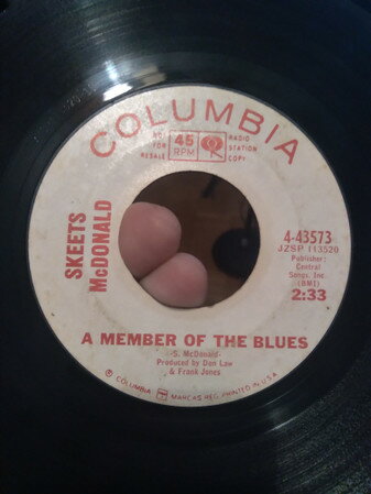 ・アーティスト Skeets McDonald ・タイトル A Member Of The Blues ・レーベル・型番 Columbia 443574 ・フォーマット 7インチレコード ・コンディション(盤) 良い (VG+) ・コンディション(ジャケット) プレインカバー（元ジャケット／カバー無し） ・コンディション(帯) オビなし ・特記事項 【プロモ印刷レーベル】 サンプル画像です。実際の商品の画像ではありません 商品写真はバーコード/カタログ番号に対応したサンプル画像ですので、お送りする商品の画像ではありません。帯やライナーなどの付属品は、特記事項に記載されている場合のみ含まれます。プロモやカラーレコードなどの仕様についても、該当する場合のみ特記事項に記載しています。 【ご購入前に必ずご確認ください】 ・本店サイト(www.recordcity.jp)とは価格、送料が違います ・本店サイト、その他支店のオーダーとは同梱発送できません ・注文確定後に別の注文を頂いた場合、注文同士の同梱は致しかねます。 ・別倉庫から発送しているため、店頭受け渡しは対応しておりません ・一部商品は他の通販サイトでも販売しているため、ご注文のタイミングによっては商品のご用意ができない場合がございます。 ・土日祝日はお休みです 金曜・祝前日9時以降のご連絡またはご入金は、返答または発送が週明け・祝日明けに順次対応となります。 ・ご購入後のキャンセル不可 ご購入後のキャンセルはいかなる理由においてもお受けできません。ご了承の上、ご購入くださいませ。 ・日本郵便(ゆうパック/ゆうメール)によるお届けになります。 ・中古品であることをご理解ください 当ストアでは中古商品を主に販売しております。中古品であることをご理解の上ご購入ください。また、一部商品はRecordCityオンラインストアで試聴可能です。 ・返品について お客様のご都合による返品は一切承っておりません。 表記の内容と実際の商品に相違がある場合、また針飛び等で返品・返金をご希望される場合は、商品の到着後1週間以内にご連絡ください。商品の返送をこちらで確認後、キャンセル・返金を行います。 コンディションVG以下の商品は返品できません。プレイに影響のない表面のこすれ傷、プレス起因のノイズ盤は返品の対象外です。 【コンディション表記】 ・ほぼ新品(M-)(Like New) 完全な新品。未使用。当店ではほぼ使用しません ・非常に良い(EX)(Excellent) 中古盤として美品な状態。わずかな経年を感じるものの傷みを感じさせない、当店基準で最高の状態 ・良い(VG+)(Very Good Plus) 丁寧に扱われた中古品で、軽い使用感がみられる。 ・可(VG)(Acceptable) 使い込まれた中古品で、「良い」よりもさらに使用感がみられる。 ・悪い(VG-)(Bad) 状態が悪いアイテム。使用の保障はなく、再生不可、針飛び、目立つノイズがあるかもしれない。状態によるクレーム不可。返品不可。 ・非常に悪い(G)(Very Bad) 「悪い」よりさらに状態が悪いアイテム。使用の保障はなく、再生不可、針飛び、目立つノイズがあるかもしれない。状態によるクレーム不可。返品不可。 ・ジャンク(Fair)(Junk/Fair) 割れている、反っている、水ダメージがある、カビ、ジャケットが分離している、ひどい書き込み、ひどい擦れなど最低の状態。使用の保障はなく、再生不可、針飛び、目立つノイズがあるかもしれない。状態によるクレーム不可。返品不可。 ・ジャンク(Poor)(Junk/Poor) 割れている、反っている、水ダメージがある、カビ、ジャケットが分離している、ひどい書き込み、ひどい擦れなど最低の状態。使用の保障はなく、再生不可、針飛び、目立つノイズがあるかもしれない。状態によるクレーム不可。返品不可。
