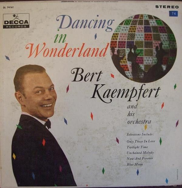 ・アーティスト Bert Kaempfert & His Orchestra ・タイトル Dancing In Wonderland ・レーベル・型番 Decca DL74161 ・フォーマット LPレコード ・コンディション(盤) 良い (VG+) ・コンディション(ジャケット) 良い (VG+) ・コンディション(帯) オビなし ・特記事項 サンプル画像です。実際の商品の画像ではありません 商品写真はバーコード/カタログ番号に対応したサンプル画像ですので、お送りする商品の画像ではありません。帯やライナーなどの付属品は、特記事項に記載されている場合のみ含まれます。プロモやカラーレコードなどの仕様についても、該当する場合のみ特記事項に記載しています。 【ご購入前に必ずご確認ください】 ・本店サイト(www.recordcity.jp)とは価格、送料が違います ・本店サイト、その他支店のオーダーとは同梱発送できません ・注文確定後に別の注文を頂いた場合、注文同士の同梱は致しかねます。 ・別倉庫から発送しているため、店頭受け渡しは対応しておりません ・一部商品は他の通販サイトでも販売しているため、ご注文のタイミングによっては商品のご用意ができない場合がございます。 ・土日祝日はお休みです 金曜・祝前日9時以降のご連絡またはご入金は、返答または発送が週明け・祝日明けに順次対応となります。 ・ご購入後のキャンセル不可 ご購入後のキャンセルはいかなる理由においてもお受けできません。ご了承の上、ご購入くださいませ。 ・日本郵便(ゆうパック/ゆうメール)によるお届けになります。 ・中古品であることをご理解ください 当ストアでは中古商品を主に販売しております。中古品であることをご理解の上ご購入ください。また、一部商品はRecordCityオンラインストアで試聴可能です。 ・返品について お客様のご都合による返品は一切承っておりません。 表記の内容と実際の商品に相違がある場合、また針飛び等で返品・返金をご希望される場合は、商品の到着後1週間以内にご連絡ください。商品の返送をこちらで確認後、キャンセル・返金を行います。 コンディションVG以下の商品は返品できません。プレイに影響のない表面のこすれ傷、プレス起因のノイズ盤は返品の対象外です。 【コンディション表記】 ・ほぼ新品(M-)(Like New) 完全な新品。未使用。当店ではほぼ使用しません ・非常に良い(EX)(Excellent) 中古盤として美品な状態。わずかな経年を感じるものの傷みを感じさせない、当店基準で最高の状態 ・良い(VG+)(Very Good Plus) 丁寧に扱われた中古品で、軽い使用感がみられる。 ・可(VG)(Acceptable) 使い込まれた中古品で、「良い」よりもさらに使用感がみられる。 ・悪い(VG-)(Bad) 状態が悪いアイテム。使用の保障はなく、再生不可、針飛び、目立つノイズがあるかもしれない。状態によるクレーム不可。返品不可。 ・非常に悪い(G)(Very Bad) 「悪い」よりさらに状態が悪いアイテム。使用の保障はなく、再生不可、針飛び、目立つノイズがあるかもしれない。状態によるクレーム不可。返品不可。 ・ジャンク(Fair)(Junk/Fair) 割れている、反っている、水ダメージがある、カビ、ジャケットが分離している、ひどい書き込み、ひどい擦れなど最低の状態。使用の保障はなく、再生不可、針飛び、目立つノイズがあるかもしれない。状態によるクレーム不可。返品不可。 ・ジャンク(Poor)(Junk/Poor) 割れている、反っている、水ダメージがある、カビ、ジャケットが分離している、ひどい書き込み、ひどい擦れなど最低の状態。使用の保障はなく、再生不可、針飛び、目立つノイズがあるかもしれない。状態によるクレーム不可。返品不可。