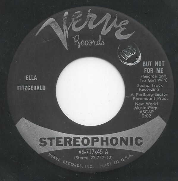 ・アーティスト Ella Fitzgerald ・タイトル But Not For Me / You Make Me Feel So Young ・レーベル・型番 Verve Records VS717X45 ・フォーマット 7インチレコード(CDではありません) ・コンディション(盤) 良い (VG+) ・コンディション(ジャケット) プレインカバー（元ジャケット／カバー無し） ・コンディション(帯) オビなし ・特記事項 サンプル画像です。実際の商品の画像ではありません 商品写真はバーコード/カタログ番号に対応したサンプル画像ですので、お送りする商品の画像ではありません。帯やライナーなどの付属品は、特記事項に記載されている場合のみ含まれます。プロモやカラーレコードなどの仕様についても、該当する場合のみ特記事項に記載しています。 【ご購入前に必ずご確認ください】 ・本店サイト(www.recordcity.jp)とは価格、送料が違います ・本店サイト、その他支店のオーダーとは同梱発送できません ・注文確定後に別の注文を頂いた場合、注文同士の同梱は致しかねます。 ・別倉庫から発送しているため、店頭受け渡しは対応しておりません ・一部商品は他の通販サイトでも販売しているため、ご注文のタイミングによっては商品のご用意ができない場合がございます。 ・土日祝日はお休みです 金曜・祝前日9時以降のご連絡またはご入金は、返答または発送が週明け・祝日明けに順次対応となります。 ・ご購入後のキャンセル不可 ご購入後のキャンセルはいかなる理由においてもお受けできません。ご了承の上、ご購入くださいませ。 ・日本郵便(ゆうパック/ゆうメール)によるお届けになります。 ・中古品であることをご理解ください 当ストアでは中古商品を主に販売しております。中古品であることをご理解の上ご購入ください。また、一部商品はRecordCityオンラインストアで試聴可能です。 ・返品について お客様のご都合による返品は一切承っておりません。 表記の内容と実際の商品に相違がある場合、また針飛び等で返品・返金をご希望される場合は、商品の到着後1週間以内にご連絡ください。商品の返送をこちらで確認後、キャンセル・返金を行います。 コンディションVG以下の商品は返品できません。プレイに影響のない表面のこすれ傷、プレス起因のノイズ盤は返品の対象外です。 【コンディション表記】 ・ほぼ新品(M-)(Like New) 完全な新品。未使用。当店ではほぼ使用しません ・非常に良い(EX)(Excellent) 中古盤として美品な状態。わずかな経年を感じるものの傷みを感じさせない、当店基準で最高の状態 ・良い(VG+)(Very Good Plus) 丁寧に扱われた中古品で、軽い使用感がみられる。 ・可(VG)(Acceptable) 使い込まれた中古品で、「良い」よりもさらに使用感がみられる。 ・悪い(VG-)(Bad) 状態が悪いアイテム。使用の保障はなく、再生不可、針飛び、目立つノイズがあるかもしれない。状態によるクレーム不可。返品不可。 ・非常に悪い(G)(Very Bad) 「悪い」よりさらに状態が悪いアイテム。使用の保障はなく、再生不可、針飛び、目立つノイズがあるかもしれない。状態によるクレーム不可。返品不可。 ・ジャンク(Fair)(Junk/Fair) 割れている、反っている、水ダメージがある、カビ、ジャケットが分離している、ひどい書き込み、ひどい擦れなど最低の状態。使用の保障はなく、再生不可、針飛び、目立つノイズがあるかもしれない。状態によるクレーム不可。返品不可。 ・ジャンク(Poor)(Junk/Poor) 割れている、反っている、水ダメージがある、カビ、ジャケットが分離している、ひどい書き込み、ひどい擦れなど最低の状態。使用の保障はなく、再生不可、針飛び、目立つノイズがあるかもしれない。状態によるクレーム不可。返品不可。
