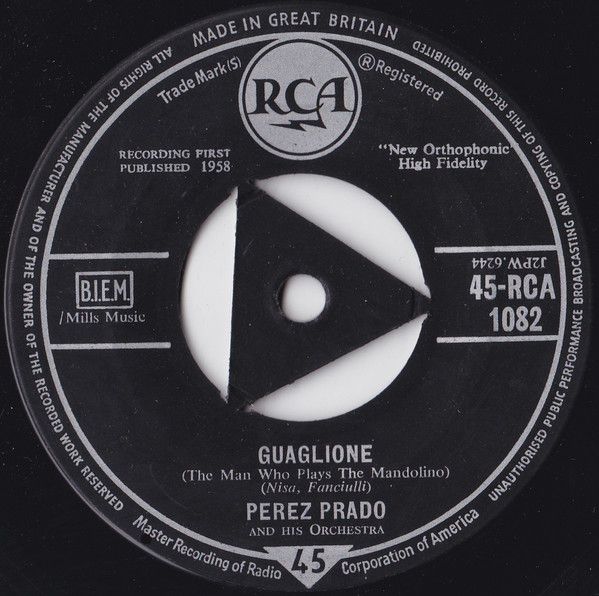 ・アーティスト Perez Prado & His Orchestra ・タイトル Guaglione ・レーベル・型番 RCA Victor 45RCA1082 ・フォーマット 7インチレコード(CDではありません) ・コンディション(盤) 良い (VG+) ・コンディション(ジャケット) プレインカバー（元ジャケット／カバー無し） ・コンディション(帯) オビなし ・特記事項 【盤に浅い跡】 サンプル画像です。実際の商品の画像ではありません 商品写真はバーコード/カタログ番号に対応したサンプル画像ですので、お送りする商品の画像ではありません。帯やライナーなどの付属品は、特記事項に記載されている場合のみ含まれます。プロモやカラーレコードなどの仕様についても、該当する場合のみ特記事項に記載しています。 【ご購入前に必ずご確認ください】 ・本店サイト(www.recordcity.jp)とは価格、送料が違います ・本店サイト、その他支店のオーダーとは同梱発送できません ・注文確定後に別の注文を頂いた場合、注文同士の同梱は致しかねます。 ・別倉庫から発送しているため、店頭受け渡しは対応しておりません ・一部商品は他の通販サイトでも販売しているため、ご注文のタイミングによっては商品のご用意ができない場合がございます。 ・土日祝日はお休みです 金曜・祝前日9時以降のご連絡またはご入金は、返答または発送が週明け・祝日明けに順次対応となります。 ・ご購入後のキャンセル不可 ご購入後のキャンセルはいかなる理由においてもお受けできません。ご了承の上、ご購入くださいませ。 ・日本郵便(ゆうパック/ゆうメール)によるお届けになります。 ・中古品であることをご理解ください 当ストアでは中古商品を主に販売しております。中古品であることをご理解の上ご購入ください。また、一部商品はRecordCityオンラインストアで試聴可能です。 ・返品について お客様のご都合による返品は一切承っておりません。 表記の内容と実際の商品に相違がある場合、また針飛び等で返品・返金をご希望される場合は、商品の到着後1週間以内にご連絡ください。商品の返送をこちらで確認後、キャンセル・返金を行います。 コンディションVG以下の商品は返品できません。プレイに影響のない表面のこすれ傷、プレス起因のノイズ盤は返品の対象外です。 【コンディション表記】 ・ほぼ新品(M-)(Like New) 完全な新品。未使用。当店ではほぼ使用しません ・非常に良い(EX)(Excellent) 中古盤として美品な状態。わずかな経年を感じるものの傷みを感じさせない、当店基準で最高の状態 ・良い(VG+)(Very Good Plus) 丁寧に扱われた中古品で、軽い使用感がみられる。 ・可(VG)(Acceptable) 使い込まれた中古品で、「良い」よりもさらに使用感がみられる。 ・悪い(VG-)(Bad) 状態が悪いアイテム。使用の保障はなく、再生不可、針飛び、目立つノイズがあるかもしれない。状態によるクレーム不可。返品不可。 ・非常に悪い(G)(Very Bad) 「悪い」よりさらに状態が悪いアイテム。使用の保障はなく、再生不可、針飛び、目立つノイズがあるかもしれない。状態によるクレーム不可。返品不可。 ・ジャンク(Fair)(Junk/Fair) 割れている、反っている、水ダメージがある、カビ、ジャケットが分離している、ひどい書き込み、ひどい擦れなど最低の状態。使用の保障はなく、再生不可、針飛び、目立つノイズがあるかもしれない。状態によるクレーム不可。返品不可。 ・ジャンク(Poor)(Junk/Poor) 割れている、反っている、水ダメージがある、カビ、ジャケットが分離している、ひどい書き込み、ひどい擦れなど最低の状態。使用の保障はなく、再生不可、針飛び、目立つノイズがあるかもしれない。状態によるクレーム不可。返品不可。