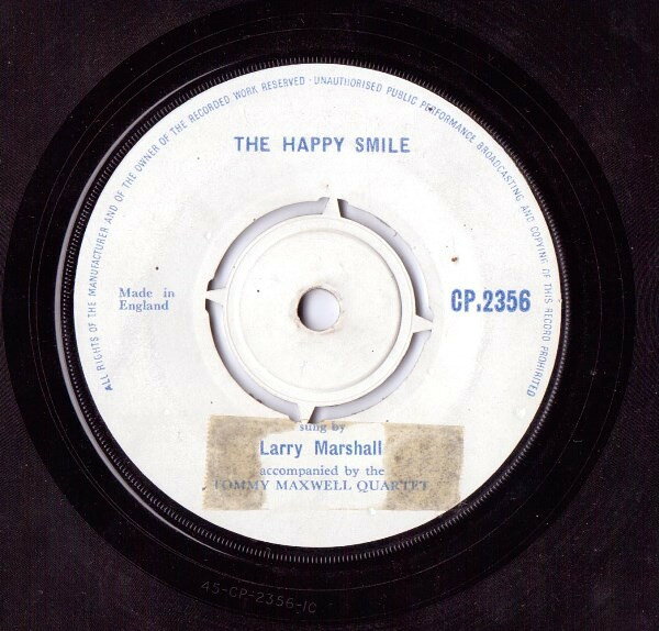 ・アーティスト Larry Marshall ・タイトル The Happy Smile ・レーベル・型番 NOT ON LABEL CP2356 ・フォーマット 7インチレコード ・コンディション(盤) 良い (VG+) ・コンディション(ジャケット) プレインカバー（元ジャケット／カバー無し） ・コンディション(帯) オビなし ・特記事項 サンプル画像です。実際の商品の画像ではありません 商品写真はバーコード/カタログ番号に対応したサンプル画像ですので、お送りする商品の画像ではありません。帯やライナーなどの付属品は、特記事項に記載されている場合のみ含まれます。プロモやカラーレコードなどの仕様についても、該当する場合のみ特記事項に記載しています。 【ご購入前に必ずご確認ください】 ・本店サイト(www.recordcity.jp)とは価格、送料が違います ・本店サイト、その他支店のオーダーとは同梱発送できません ・注文確定後に別の注文を頂いた場合、注文同士の同梱は致しかねます。 ・別倉庫から発送しているため、店頭受け渡しは対応しておりません ・一部商品は他の通販サイトでも販売しているため、ご注文のタイミングによっては商品のご用意ができない場合がございます。 ・土日祝日はお休みです 金曜・祝前日9時以降のご連絡またはご入金は、返答または発送が週明け・祝日明けに順次対応となります。 ・ご購入後のキャンセル不可 ご購入後のキャンセルはいかなる理由においてもお受けできません。ご了承の上、ご購入くださいませ。 ・日本郵便(ゆうパック/ゆうメール)によるお届けになります。 ・中古品であることをご理解ください 当ストアでは中古商品を主に販売しております。中古品であることをご理解の上ご購入ください。また、一部商品はRecordCityオンラインストアで試聴可能です。 ・返品について お客様のご都合による返品は一切承っておりません。 表記の内容と実際の商品に相違がある場合、また針飛び等で返品・返金をご希望される場合は、商品の到着後1週間以内にご連絡ください。商品の返送をこちらで確認後、キャンセル・返金を行います。 コンディションVG以下の商品は返品できません。プレイに影響のない表面のこすれ傷、プレス起因のノイズ盤は返品の対象外です。 【コンディション表記】 ・ほぼ新品(M-)(Like New) 完全な新品。未使用。当店ではほぼ使用しません ・非常に良い(EX)(Excellent) 中古盤として美品な状態。わずかな経年を感じるものの傷みを感じさせない、当店基準で最高の状態 ・良い(VG+)(Very Good Plus) 丁寧に扱われた中古品で、軽い使用感がみられる。 ・可(VG)(Acceptable) 使い込まれた中古品で、「良い」よりもさらに使用感がみられる。 ・悪い(VG-)(Bad) 状態が悪いアイテム。使用の保障はなく、再生不可、針飛び、目立つノイズがあるかもしれない。状態によるクレーム不可。返品不可。 ・非常に悪い(G)(Very Bad) 「悪い」よりさらに状態が悪いアイテム。使用の保障はなく、再生不可、針飛び、目立つノイズがあるかもしれない。状態によるクレーム不可。返品不可。 ・ジャンク(Fair)(Junk/Fair) 割れている、反っている、水ダメージがある、カビ、ジャケットが分離している、ひどい書き込み、ひどい擦れなど最低の状態。使用の保障はなく、再生不可、針飛び、目立つノイズがあるかもしれない。状態によるクレーム不可。返品不可。 ・ジャンク(Poor)(Junk/Poor) 割れている、反っている、水ダメージがある、カビ、ジャケットが分離している、ひどい書き込み、ひどい擦れなど最低の状態。使用の保障はなく、再生不可、針飛び、目立つノイズがあるかもしれない。状態によるクレーム不可。返品不可。