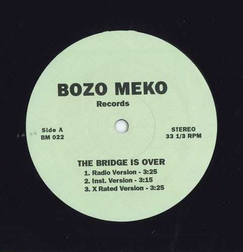 ・アーティスト Various ・タイトル Bridge Is Over ・レーベル・型番 BOZO MEKO BM022 ・フォーマット 12インチレコード ・コンディション(盤) 可 (VG) ・コンディション(ジャケット) プレインカバー（元ジャケット／カバー無し） ・コンディション(帯) オビなし ・特記事項 【盤に目立ったキズ】【レーベルに書き込み】 サンプル画像です。実際の商品の画像ではありません 商品写真はバーコード/カタログ番号に対応したサンプル画像ですので、お送りする商品の画像ではありません。帯やライナーなどの付属品は、特記事項に記載されている場合のみ含まれます。プロモやカラーレコードなどの仕様についても、該当する場合のみ特記事項に記載しています。 【ご購入前に必ずご確認ください】 ・本店サイト(www.recordcity.jp)とは価格、送料が違います ・本店サイト、その他支店のオーダーとは同梱発送できません ・注文確定後に別の注文を頂いた場合、注文同士の同梱は致しかねます。 ・別倉庫から発送しているため、店頭受け渡しは対応しておりません ・一部商品は他の通販サイトでも販売しているため、ご注文のタイミングによっては商品のご用意ができない場合がございます。 ・土日祝日はお休みです 金曜・祝前日9時以降のご連絡またはご入金は、返答または発送が週明け・祝日明けに順次対応となります。 ・ご購入後のキャンセル不可 ご購入後のキャンセルはいかなる理由においてもお受けできません。ご了承の上、ご購入くださいませ。 ・日本郵便(ゆうパック/ゆうメール)によるお届けになります。 ・中古品であることをご理解ください 当ストアでは中古商品を主に販売しております。中古品であることをご理解の上ご購入ください。また、一部商品はRecordCityオンラインストアで試聴可能です。 ・返品について お客様のご都合による返品は一切承っておりません。 表記の内容と実際の商品に相違がある場合、また針飛び等で返品・返金をご希望される場合は、商品の到着後1週間以内にご連絡ください。商品の返送をこちらで確認後、キャンセル・返金を行います。 コンディションVG以下の商品は返品できません。プレイに影響のない表面のこすれ傷、プレス起因のノイズ盤は返品の対象外です。 【コンディション表記】 ・ほぼ新品(M-)(Like New) 完全な新品。未使用。当店ではほぼ使用しません ・非常に良い(EX)(Excellent) 中古盤として美品な状態。わずかな経年を感じるものの傷みを感じさせない、当店基準で最高の状態 ・良い(VG+)(Very Good Plus) 丁寧に扱われた中古品で、軽い使用感がみられる。 ・可(VG)(Acceptable) 使い込まれた中古品で、「良い」よりもさらに使用感がみられる。 ・悪い(VG-)(Bad) 状態が悪いアイテム。使用の保障はなく、再生不可、針飛び、目立つノイズがあるかもしれない。状態によるクレーム不可。返品不可。 ・非常に悪い(G)(Very Bad) 「悪い」よりさらに状態が悪いアイテム。使用の保障はなく、再生不可、針飛び、目立つノイズがあるかもしれない。状態によるクレーム不可。返品不可。 ・ジャンク(Fair)(Junk/Fair) 割れている、反っている、水ダメージがある、カビ、ジャケットが分離している、ひどい書き込み、ひどい擦れなど最低の状態。使用の保障はなく、再生不可、針飛び、目立つノイズがあるかもしれない。状態によるクレーム不可。返品不可。 ・ジャンク(Poor)(Junk/Poor) 割れている、反っている、水ダメージがある、カビ、ジャケットが分離している、ひどい書き込み、ひどい擦れなど最低の状態。使用の保障はなく、再生不可、針飛び、目立つノイズがあるかもしれない。状態によるクレーム不可。返品不可。