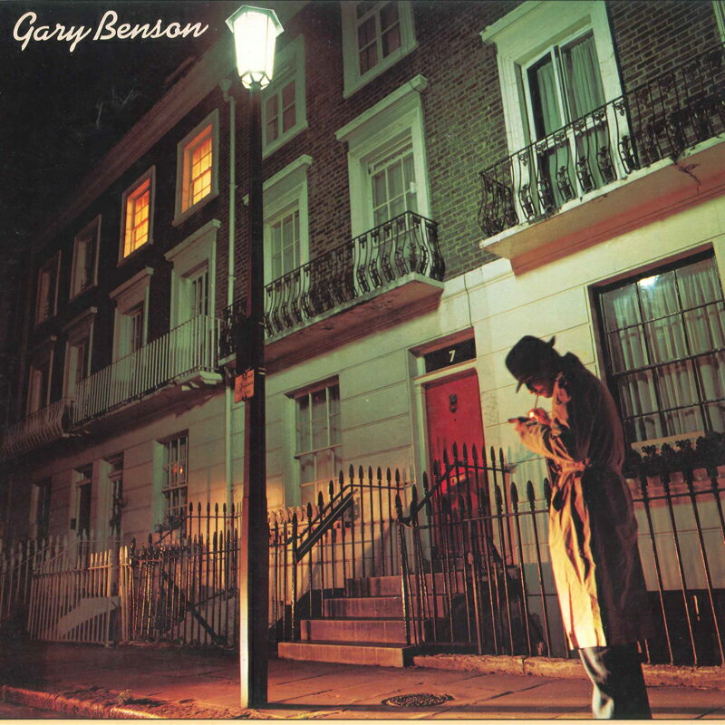 ・アーティスト Gary Benson ・タイトル Moonlight Walking ・レーベル・型番 TRIO AW25015 ・フォーマット LPレコード ・コンディション(盤) 非常に良い(EX) ・コンディション(ジャケット) 非常に良い(EX) ・コンディション(帯) オビなし ・特記事項 【ライナー付き】 サンプル画像です。実際の商品の画像ではありません 商品写真はバーコード/カタログ番号に対応したサンプル画像ですので、お送りする商品の画像ではありません。帯やライナーなどの付属品は、特記事項に記載されている場合のみ含まれます。プロモやカラーレコードなどの仕様についても、該当する場合のみ特記事項に記載しています。 【ご購入前に必ずご確認ください】 ・本店サイト(www.recordcity.jp)とは価格、送料が違います ・本店サイト、その他支店のオーダーとは同梱発送できません ・注文確定後に別の注文を頂いた場合、注文同士の同梱は致しかねます。 ・別倉庫から発送しているため、店頭受け渡しは対応しておりません ・一部商品は他の通販サイトでも販売しているため、ご注文のタイミングによっては商品のご用意ができない場合がございます。 ・土日祝日はお休みです 金曜・祝前日9時以降のご連絡またはご入金は、返答または発送が週明け・祝日明けに順次対応となります。 ・ご購入後のキャンセル不可 ご購入後のキャンセルはいかなる理由においてもお受けできません。ご了承の上、ご購入くださいませ。 ・日本郵便(ゆうパック/ゆうメール)によるお届けになります。 ・中古品であることをご理解ください 当ストアでは中古商品を主に販売しております。中古品であることをご理解の上ご購入ください。また、一部商品はRecordCityオンラインストアで試聴可能です。 ・返品について お客様のご都合による返品は一切承っておりません。 表記の内容と実際の商品に相違がある場合、また針飛び等で返品・返金をご希望される場合は、商品の到着後1週間以内にご連絡ください。商品の返送をこちらで確認後、キャンセル・返金を行います。 コンディションVG以下の商品は返品できません。プレイに影響のない表面のこすれ傷、プレス起因のノイズ盤は返品の対象外です。 【コンディション表記】 ・ほぼ新品(M-)(Like New) 完全な新品。未使用。当店ではほぼ使用しません ・非常に良い(EX)(Excellent) 中古盤として美品な状態。わずかな経年を感じるものの傷みを感じさせない、当店基準で最高の状態 ・良い(VG+)(Very Good Plus) 丁寧に扱われた中古品で、軽い使用感がみられる。 ・可(VG)(Acceptable) 使い込まれた中古品で、「良い」よりもさらに使用感がみられる。 ・悪い(VG-)(Bad) 状態が悪いアイテム。使用の保障はなく、再生不可、針飛び、目立つノイズがあるかもしれない。状態によるクレーム不可。返品不可。 ・非常に悪い(G)(Very Bad) 「悪い」よりさらに状態が悪いアイテム。使用の保障はなく、再生不可、針飛び、目立つノイズがあるかもしれない。状態によるクレーム不可。返品不可。 ・ジャンク(Fair)(Junk/Fair) 割れている、反っている、水ダメージがある、カビ、ジャケットが分離している、ひどい書き込み、ひどい擦れなど最低の状態。使用の保障はなく、再生不可、針飛び、目立つノイズがあるかもしれない。状態によるクレーム不可。返品不可。 ・ジャンク(Poor)(Junk/Poor) 割れている、反っている、水ダメージがある、カビ、ジャケットが分離している、ひどい書き込み、ひどい擦れなど最低の状態。使用の保障はなく、再生不可、針飛び、目立つノイズがあるかもしれない。状態によるクレーム不可。返品不可。
