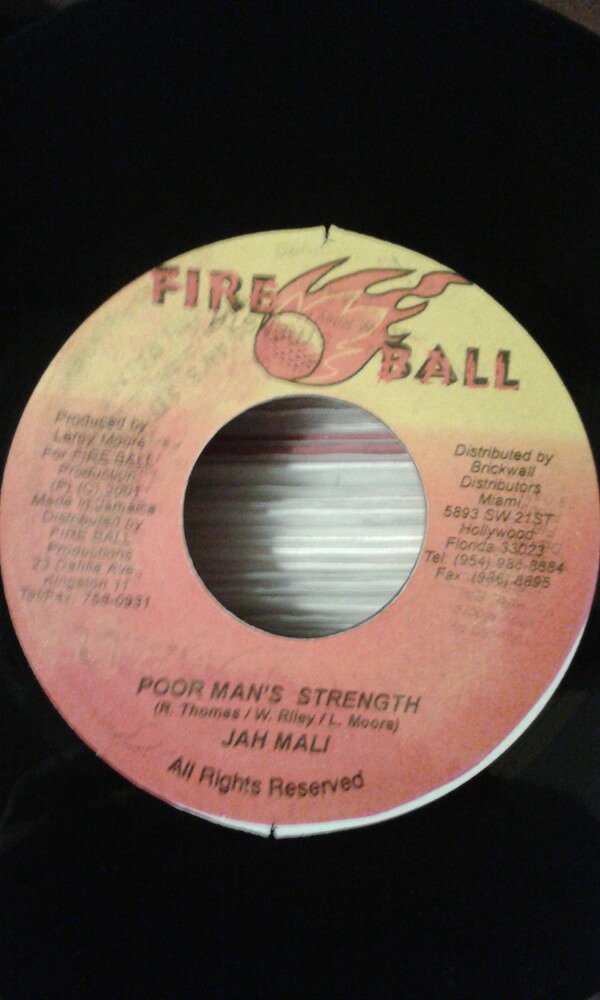 ・アーティスト Jahmali ・タイトル Poor Man's Strength ・レーベル・型番 Fire Ball Records (2) NONE ・フォーマット 7インチレコード ・コンディション(盤) 良い (VG+) ・コンディション(ジャケット) ・コンディション(帯) オビなし ・特記事項 【Lonely】 サンプル画像です。実際の商品の画像ではありません 商品写真はバーコード/カタログ番号に対応したサンプル画像ですので、お送りする商品の画像ではありません。帯やライナーなどの付属品は、特記事項に記載されている場合のみ含まれます。プロモやカラーレコードなどの仕様についても、該当する場合のみ特記事項に記載しています。 【ご購入前に必ずご確認ください】 ・本店サイト(www.recordcity.jp)とは価格、送料が違います ・本店サイト、その他支店のオーダーとは同梱発送できません ・注文確定後に別の注文を頂いた場合、注文同士の同梱は致しかねます。 ・別倉庫から発送しているため、店頭受け渡しは対応しておりません ・一部商品は他の通販サイトでも販売しているため、ご注文のタイミングによっては商品のご用意ができない場合がございます。 ・土日祝日はお休みです 金曜・祝前日9時以降のご連絡またはご入金は、返答または発送が週明け・祝日明けに順次対応となります。 ・ご購入後のキャンセル不可 ご購入後のキャンセルはいかなる理由においてもお受けできません。ご了承の上、ご購入くださいませ。 ・日本郵便(ゆうパック/ゆうメール)によるお届けになります。 ・中古品であることをご理解ください 当ストアでは中古商品を主に販売しております。中古品であることをご理解の上ご購入ください。また、一部商品はRecordCityオンラインストアで試聴可能です。 ・返品について お客様のご都合による返品は一切承っておりません。 表記の内容と実際の商品に相違がある場合、また針飛び等で返品・返金をご希望される場合は、商品の到着後1週間以内にご連絡ください。商品の返送をこちらで確認後、キャンセル・返金を行います。 コンディションVG以下の商品は返品できません。プレイに影響のない表面のこすれ傷、プレス起因のノイズ盤は返品の対象外です。 【コンディション表記】 ・ほぼ新品(M-)(Like New) 完全な新品。未使用。当店ではほぼ使用しません ・非常に良い(EX)(Excellent) 中古盤として美品な状態。わずかな経年を感じるものの傷みを感じさせない、当店基準で最高の状態 ・良い(VG+)(Very Good Plus) 丁寧に扱われた中古品で、軽い使用感がみられる。 ・可(VG)(Acceptable) 使い込まれた中古品で、「良い」よりもさらに使用感がみられる。 ・悪い(VG-)(Bad) 状態が悪いアイテム。使用の保障はなく、再生不可、針飛び、目立つノイズがあるかもしれない。状態によるクレーム不可。返品不可。 ・非常に悪い(G)(Very Bad) 「悪い」よりさらに状態が悪いアイテム。使用の保障はなく、再生不可、針飛び、目立つノイズがあるかもしれない。状態によるクレーム不可。返品不可。 ・ジャンク(Fair)(Junk/Fair) 割れている、反っている、水ダメージがある、カビ、ジャケットが分離している、ひどい書き込み、ひどい擦れなど最低の状態。使用の保障はなく、再生不可、針飛び、目立つノイズがあるかもしれない。状態によるクレーム不可。返品不可。 ・ジャンク(Poor)(Junk/Poor) 割れている、反っている、水ダメージがある、カビ、ジャケットが分離している、ひどい書き込み、ひどい擦れなど最低の状態。使用の保障はなく、再生不可、針飛び、目立つノイズがあるかもしれない。状態によるクレーム不可。返品不可。