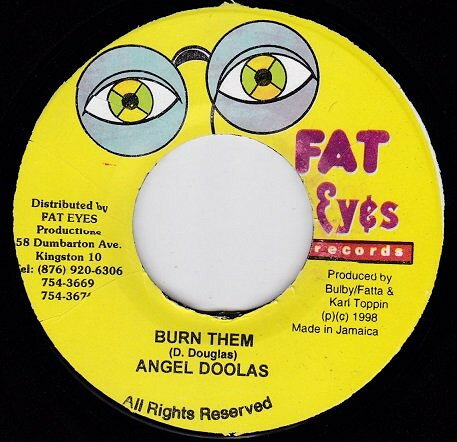 ・アーティスト Angel Doolas ・タイトル Burn Them ・レーベル・型番 Fat Eyes Records NONE ・フォーマット 7インチレコード ・コンディション(盤) 良い (VG+) ・コンディション(ジャケット) ・コンディション(帯) オビなし ・特記事項 【Coochie】 サンプル画像です。実際の商品の画像ではありません 商品写真はバーコード/カタログ番号に対応したサンプル画像ですので、お送りする商品の画像ではありません。帯やライナーなどの付属品は、特記事項に記載されている場合のみ含まれます。プロモやカラーレコードなどの仕様についても、該当する場合のみ特記事項に記載しています。 【ご購入前に必ずご確認ください】 ・本店サイト(www.recordcity.jp)とは価格、送料が違います ・本店サイト、その他支店のオーダーとは同梱発送できません ・注文確定後に別の注文を頂いた場合、注文同士の同梱は致しかねます。 ・別倉庫から発送しているため、店頭受け渡しは対応しておりません ・一部商品は他の通販サイトでも販売しているため、ご注文のタイミングによっては商品のご用意ができない場合がございます。 ・土日祝日はお休みです 金曜・祝前日9時以降のご連絡またはご入金は、返答または発送が週明け・祝日明けに順次対応となります。 ・ご購入後のキャンセル不可 ご購入後のキャンセルはいかなる理由においてもお受けできません。ご了承の上、ご購入くださいませ。 ・日本郵便(ゆうパック/ゆうメール)によるお届けになります。 ・中古品であることをご理解ください 当ストアでは中古商品を主に販売しております。中古品であることをご理解の上ご購入ください。また、一部商品はRecordCityオンラインストアで試聴可能です。 ・返品について お客様のご都合による返品は一切承っておりません。 表記の内容と実際の商品に相違がある場合、また針飛び等で返品・返金をご希望される場合は、商品の到着後1週間以内にご連絡ください。商品の返送をこちらで確認後、キャンセル・返金を行います。 コンディションVG以下の商品は返品できません。プレイに影響のない表面のこすれ傷、プレス起因のノイズ盤は返品の対象外です。 【コンディション表記】 ・ほぼ新品(M-)(Like New) 完全な新品。未使用。当店ではほぼ使用しません ・非常に良い(EX)(Excellent) 中古盤として美品な状態。わずかな経年を感じるものの傷みを感じさせない、当店基準で最高の状態 ・良い(VG+)(Very Good Plus) 丁寧に扱われた中古品で、軽い使用感がみられる。 ・可(VG)(Acceptable) 使い込まれた中古品で、「良い」よりもさらに使用感がみられる。 ・悪い(VG-)(Bad) 状態が悪いアイテム。使用の保障はなく、再生不可、針飛び、目立つノイズがあるかもしれない。状態によるクレーム不可。返品不可。 ・非常に悪い(G)(Very Bad) 「悪い」よりさらに状態が悪いアイテム。使用の保障はなく、再生不可、針飛び、目立つノイズがあるかもしれない。状態によるクレーム不可。返品不可。 ・ジャンク(Fair)(Junk/Fair) 割れている、反っている、水ダメージがある、カビ、ジャケットが分離している、ひどい書き込み、ひどい擦れなど最低の状態。使用の保障はなく、再生不可、針飛び、目立つノイズがあるかもしれない。状態によるクレーム不可。返品不可。 ・ジャンク(Poor)(Junk/Poor) 割れている、反っている、水ダメージがある、カビ、ジャケットが分離している、ひどい書き込み、ひどい擦れなど最低の状態。使用の保障はなく、再生不可、針飛び、目立つノイズがあるかもしれない。状態によるクレーム不可。返品不可。