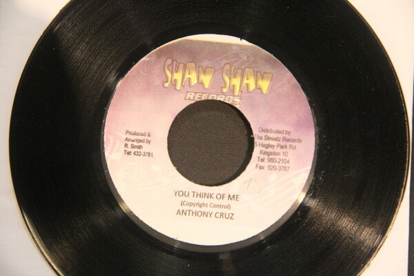 ・アーティスト Anthony Cruz ・タイトル You Think Of Me ・レーベル・型番 Shan Shan Records NONE ・フォーマット 7インチレコード ・コンディション(盤) 良い (VG+) ・コンディション(ジャケット) ・コンディション(帯) オビなし ・特記事項 サンプル画像です。実際の商品の画像ではありません 商品写真はバーコード/カタログ番号に対応したサンプル画像ですので、お送りする商品の画像ではありません。帯やライナーなどの付属品は、特記事項に記載されている場合のみ含まれます。プロモやカラーレコードなどの仕様についても、該当する場合のみ特記事項に記載しています。 【ご購入前に必ずご確認ください】 ・本店サイト(www.recordcity.jp)とは価格、送料が違います ・本店サイト、その他支店のオーダーとは同梱発送できません ・注文確定後に別の注文を頂いた場合、注文同士の同梱は致しかねます。 ・別倉庫から発送しているため、店頭受け渡しは対応しておりません ・一部商品は他の通販サイトでも販売しているため、ご注文のタイミングによっては商品のご用意ができない場合がございます。 ・土日祝日はお休みです 金曜・祝前日9時以降のご連絡またはご入金は、返答または発送が週明け・祝日明けに順次対応となります。 ・ご購入後のキャンセル不可 ご購入後のキャンセルはいかなる理由においてもお受けできません。ご了承の上、ご購入くださいませ。 ・日本郵便(ゆうパック/ゆうメール)によるお届けになります。 ・中古品であることをご理解ください 当ストアでは中古商品を主に販売しております。中古品であることをご理解の上ご購入ください。また、一部商品はRecordCityオンラインストアで試聴可能です。 ・返品について お客様のご都合による返品は一切承っておりません。 表記の内容と実際の商品に相違がある場合、また針飛び等で返品・返金をご希望される場合は、商品の到着後1週間以内にご連絡ください。商品の返送をこちらで確認後、キャンセル・返金を行います。 コンディションVG以下の商品は返品できません。プレイに影響のない表面のこすれ傷、プレス起因のノイズ盤は返品の対象外です。 【コンディション表記】 ・ほぼ新品(M-)(Like New) 完全な新品。未使用。当店ではほぼ使用しません ・非常に良い(EX)(Excellent) 中古盤として美品な状態。わずかな経年を感じるものの傷みを感じさせない、当店基準で最高の状態 ・良い(VG+)(Very Good Plus) 丁寧に扱われた中古品で、軽い使用感がみられる。 ・可(VG)(Acceptable) 使い込まれた中古品で、「良い」よりもさらに使用感がみられる。 ・悪い(VG-)(Bad) 状態が悪いアイテム。使用の保障はなく、再生不可、針飛び、目立つノイズがあるかもしれない。状態によるクレーム不可。返品不可。 ・非常に悪い(G)(Very Bad) 「悪い」よりさらに状態が悪いアイテム。使用の保障はなく、再生不可、針飛び、目立つノイズがあるかもしれない。状態によるクレーム不可。返品不可。 ・ジャンク(Fair)(Junk/Fair) 割れている、反っている、水ダメージがある、カビ、ジャケットが分離している、ひどい書き込み、ひどい擦れなど最低の状態。使用の保障はなく、再生不可、針飛び、目立つノイズがあるかもしれない。状態によるクレーム不可。返品不可。 ・ジャンク(Poor)(Junk/Poor) 割れている、反っている、水ダメージがある、カビ、ジャケットが分離している、ひどい書き込み、ひどい擦れなど最低の状態。使用の保障はなく、再生不可、針飛び、目立つノイズがあるかもしれない。状態によるクレーム不可。返品不可。