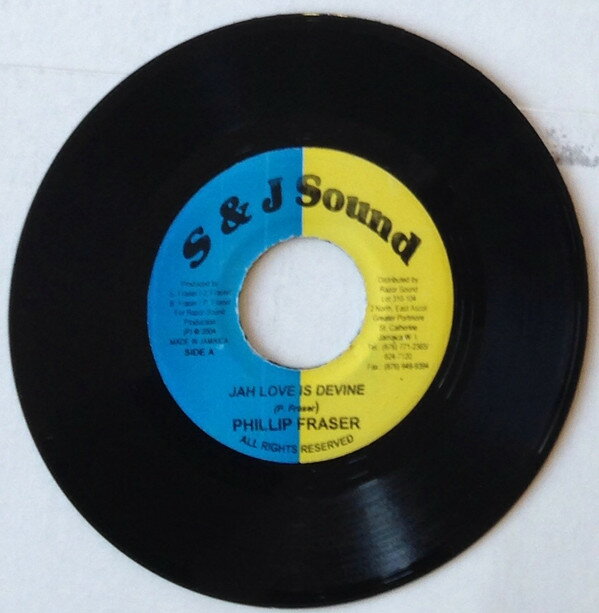 ・アーティスト Phillip Fraser ・タイトル Jah Love Is Devine ・レーベル・型番 S & J Sound NONE ・フォーマット 7インチレコード ・コンディション(盤) 良い (VG+) ・コンディション(ジャケット) ・コンディション(帯) オビなし ・特記事項 【レーベルにシール付着】【盤に小さいキズ】 サンプル画像です。実際の商品の画像ではありません 商品写真はバーコード/カタログ番号に対応したサンプル画像ですので、お送りする商品の画像ではありません。帯やライナーなどの付属品は、特記事項に記載されている場合のみ含まれます。プロモやカラーレコードなどの仕様についても、該当する場合のみ特記事項に記載しています。 【ご購入前に必ずご確認ください】 ・本店サイト(www.recordcity.jp)とは価格、送料が違います ・本店サイト、その他支店のオーダーとは同梱発送できません ・注文確定後に別の注文を頂いた場合、注文同士の同梱は致しかねます。 ・別倉庫から発送しているため、店頭受け渡しは対応しておりません ・一部商品は他の通販サイトでも販売しているため、ご注文のタイミングによっては商品のご用意ができない場合がございます。 ・土日祝日はお休みです 金曜・祝前日9時以降のご連絡またはご入金は、返答または発送が週明け・祝日明けに順次対応となります。 ・ご購入後のキャンセル不可 ご購入後のキャンセルはいかなる理由においてもお受けできません。ご了承の上、ご購入くださいませ。 ・日本郵便(ゆうパック/ゆうメール)によるお届けになります。 ・中古品であることをご理解ください 当ストアでは中古商品を主に販売しております。中古品であることをご理解の上ご購入ください。また、一部商品はRecordCityオンラインストアで試聴可能です。 ・返品について お客様のご都合による返品は一切承っておりません。 表記の内容と実際の商品に相違がある場合、また針飛び等で返品・返金をご希望される場合は、商品の到着後1週間以内にご連絡ください。商品の返送をこちらで確認後、キャンセル・返金を行います。 コンディションVG以下の商品は返品できません。プレイに影響のない表面のこすれ傷、プレス起因のノイズ盤は返品の対象外です。 【コンディション表記】 ・ほぼ新品(M-)(Like New) 完全な新品。未使用。当店ではほぼ使用しません ・非常に良い(EX)(Excellent) 中古盤として美品な状態。わずかな経年を感じるものの傷みを感じさせない、当店基準で最高の状態 ・良い(VG+)(Very Good Plus) 丁寧に扱われた中古品で、軽い使用感がみられる。 ・可(VG)(Acceptable) 使い込まれた中古品で、「良い」よりもさらに使用感がみられる。 ・悪い(VG-)(Bad) 状態が悪いアイテム。使用の保障はなく、再生不可、針飛び、目立つノイズがあるかもしれない。状態によるクレーム不可。返品不可。 ・非常に悪い(G)(Very Bad) 「悪い」よりさらに状態が悪いアイテム。使用の保障はなく、再生不可、針飛び、目立つノイズがあるかもしれない。状態によるクレーム不可。返品不可。 ・ジャンク(Fair)(Junk/Fair) 割れている、反っている、水ダメージがある、カビ、ジャケットが分離している、ひどい書き込み、ひどい擦れなど最低の状態。使用の保障はなく、再生不可、針飛び、目立つノイズがあるかもしれない。状態によるクレーム不可。返品不可。 ・ジャンク(Poor)(Junk/Poor) 割れている、反っている、水ダメージがある、カビ、ジャケットが分離している、ひどい書き込み、ひどい擦れなど最低の状態。使用の保障はなく、再生不可、針飛び、目立つノイズがあるかもしれない。状態によるクレーム不可。返品不可。