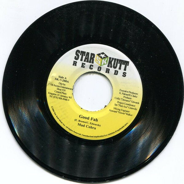 ・アーティスト Mad Cobra / Zumjay ・タイトル Good Fah / You Are The One ・レーベル・型番 Star Kutt Records SK7208 ・フォーマット 7インチレコード ・コンディション(盤) 良い (VG+) ・コンディション(ジャケット) ・コンディション(帯) オビなし ・特記事項 サンプル画像です。実際の商品の画像ではありません 商品写真はバーコード/カタログ番号に対応したサンプル画像ですので、お送りする商品の画像ではありません。帯やライナーなどの付属品は、特記事項に記載されている場合のみ含まれます。プロモやカラーレコードなどの仕様についても、該当する場合のみ特記事項に記載しています。 【ご購入前に必ずご確認ください】 ・本店サイト(www.recordcity.jp)とは価格、送料が違います ・本店サイト、その他支店のオーダーとは同梱発送できません ・注文確定後に別の注文を頂いた場合、注文同士の同梱は致しかねます。 ・別倉庫から発送しているため、店頭受け渡しは対応しておりません ・一部商品は他の通販サイトでも販売しているため、ご注文のタイミングによっては商品のご用意ができない場合がございます。 ・土日祝日はお休みです 金曜・祝前日9時以降のご連絡またはご入金は、返答または発送が週明け・祝日明けに順次対応となります。 ・ご購入後のキャンセル不可 ご購入後のキャンセルはいかなる理由においてもお受けできません。ご了承の上、ご購入くださいませ。 ・日本郵便(ゆうパック/ゆうメール)によるお届けになります。 ・中古品であることをご理解ください 当ストアでは中古商品を主に販売しております。中古品であることをご理解の上ご購入ください。また、一部商品はRecordCityオンラインストアで試聴可能です。 ・返品について お客様のご都合による返品は一切承っておりません。 表記の内容と実際の商品に相違がある場合、また針飛び等で返品・返金をご希望される場合は、商品の到着後1週間以内にご連絡ください。商品の返送をこちらで確認後、キャンセル・返金を行います。 コンディションVG以下の商品は返品できません。プレイに影響のない表面のこすれ傷、プレス起因のノイズ盤は返品の対象外です。 【コンディション表記】 ・ほぼ新品(M-)(Like New) 完全な新品。未使用。当店ではほぼ使用しません ・非常に良い(EX)(Excellent) 中古盤として美品な状態。わずかな経年を感じるものの傷みを感じさせない、当店基準で最高の状態 ・良い(VG+)(Very Good Plus) 丁寧に扱われた中古品で、軽い使用感がみられる。 ・可(VG)(Acceptable) 使い込まれた中古品で、「良い」よりもさらに使用感がみられる。 ・悪い(VG-)(Bad) 状態が悪いアイテム。使用の保障はなく、再生不可、針飛び、目立つノイズがあるかもしれない。状態によるクレーム不可。返品不可。 ・非常に悪い(G)(Very Bad) 「悪い」よりさらに状態が悪いアイテム。使用の保障はなく、再生不可、針飛び、目立つノイズがあるかもしれない。状態によるクレーム不可。返品不可。 ・ジャンク(Fair)(Junk/Fair) 割れている、反っている、水ダメージがある、カビ、ジャケットが分離している、ひどい書き込み、ひどい擦れなど最低の状態。使用の保障はなく、再生不可、針飛び、目立つノイズがあるかもしれない。状態によるクレーム不可。返品不可。 ・ジャンク(Poor)(Junk/Poor) 割れている、反っている、水ダメージがある、カビ、ジャケットが分離している、ひどい書き込み、ひどい擦れなど最低の状態。使用の保障はなく、再生不可、針飛び、目立つノイズがあるかもしれない。状態によるクレーム不可。返品不可。