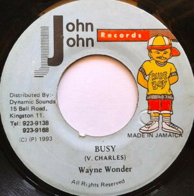 ・アーティスト Wayne Wonder ・タイトル Busy ・レーベル・型番 JOHN JOHN NONE ・フォーマット 7インチレコード ・コンディション(盤) 良い (VG+) ・コンディション(ジャケット) プレインカバー（元ジャケット／カバー無し） ・コンディション(帯) オビなし ・特記事項 サンプル画像です。実際の商品の画像ではありません 商品写真はバーコード/カタログ番号に対応したサンプル画像ですので、お送りする商品の画像ではありません。帯やライナーなどの付属品は、特記事項に記載されている場合のみ含まれます。プロモやカラーレコードなどの仕様についても、該当する場合のみ特記事項に記載しています。 【ご購入前に必ずご確認ください】 ・本店サイト(www.recordcity.jp)とは価格、送料が違います ・本店サイト、その他支店のオーダーとは同梱発送できません ・注文確定後に別の注文を頂いた場合、注文同士の同梱は致しかねます。 ・別倉庫から発送しているため、店頭受け渡しは対応しておりません ・一部商品は他の通販サイトでも販売しているため、ご注文のタイミングによっては商品のご用意ができない場合がございます。 ・土日祝日はお休みです 金曜・祝前日9時以降のご連絡またはご入金は、返答または発送が週明け・祝日明けに順次対応となります。 ・ご購入後のキャンセル不可 ご購入後のキャンセルはいかなる理由においてもお受けできません。ご了承の上、ご購入くださいませ。 ・日本郵便(ゆうパック/ゆうメール)によるお届けになります。 ・中古品であることをご理解ください 当ストアでは中古商品を主に販売しております。中古品であることをご理解の上ご購入ください。また、一部商品はRecordCityオンラインストアで試聴可能です。 ・返品について お客様のご都合による返品は一切承っておりません。 表記の内容と実際の商品に相違がある場合、また針飛び等で返品・返金をご希望される場合は、商品の到着後1週間以内にご連絡ください。商品の返送をこちらで確認後、キャンセル・返金を行います。 コンディションVG以下の商品は返品できません。プレイに影響のない表面のこすれ傷、プレス起因のノイズ盤は返品の対象外です。 【コンディション表記】 ・ほぼ新品(M-)(Like New) 完全な新品。未使用。当店ではほぼ使用しません ・非常に良い(EX)(Excellent) 中古盤として美品な状態。わずかな経年を感じるものの傷みを感じさせない、当店基準で最高の状態 ・良い(VG+)(Very Good Plus) 丁寧に扱われた中古品で、軽い使用感がみられる。 ・可(VG)(Acceptable) 使い込まれた中古品で、「良い」よりもさらに使用感がみられる。 ・悪い(VG-)(Bad) 状態が悪いアイテム。使用の保障はなく、再生不可、針飛び、目立つノイズがあるかもしれない。状態によるクレーム不可。返品不可。 ・非常に悪い(G)(Very Bad) 「悪い」よりさらに状態が悪いアイテム。使用の保障はなく、再生不可、針飛び、目立つノイズがあるかもしれない。状態によるクレーム不可。返品不可。 ・ジャンク(Fair)(Junk/Fair) 割れている、反っている、水ダメージがある、カビ、ジャケットが分離している、ひどい書き込み、ひどい擦れなど最低の状態。使用の保障はなく、再生不可、針飛び、目立つノイズがあるかもしれない。状態によるクレーム不可。返品不可。 ・ジャンク(Poor)(Junk/Poor) 割れている、反っている、水ダメージがある、カビ、ジャケットが分離している、ひどい書き込み、ひどい擦れなど最低の状態。使用の保障はなく、再生不可、針飛び、目立つノイズがあるかもしれない。状態によるクレーム不可。返品不可。