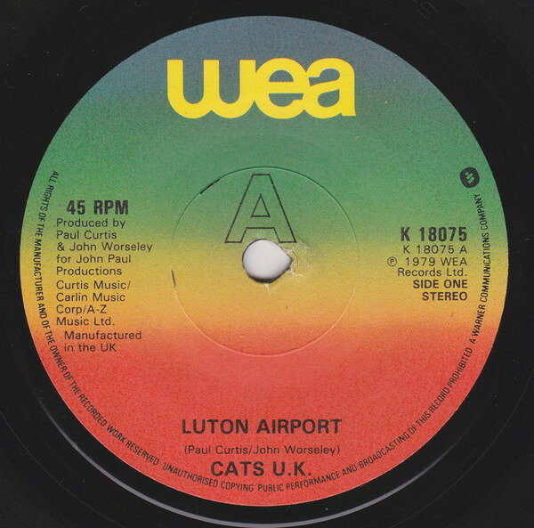 ・アーティスト Cats U.K. ・タイトル Luton Airport ・レーベル・型番 WEA K18075 ・フォーマット 7インチレコード ・コンディション(盤) 良い (VG+) ・コンディション(ジャケット) プレインカバー（元ジャケット／カバー無し） ・コンディション(帯) オビなし ・特記事項 【盤に薄い跡】 サンプル画像です。実際の商品の画像ではありません 商品写真はバーコード/カタログ番号に対応したサンプル画像ですので、お送りする商品の画像ではありません。帯やライナーなどの付属品は、特記事項に記載されている場合のみ含まれます。プロモやカラーレコードなどの仕様についても、該当する場合のみ特記事項に記載しています。 【ご購入前に必ずご確認ください】 ・本店サイト(www.recordcity.jp)とは価格、送料が違います ・本店サイト、その他支店のオーダーとは同梱発送できません ・注文確定後に別の注文を頂いた場合、注文同士の同梱は致しかねます。 ・別倉庫から発送しているため、店頭受け渡しは対応しておりません ・一部商品は他の通販サイトでも販売しているため、ご注文のタイミングによっては商品のご用意ができない場合がございます。 ・土日祝日はお休みです 金曜・祝前日9時以降のご連絡またはご入金は、返答または発送が週明け・祝日明けに順次対応となります。 ・ご購入後のキャンセル不可 ご購入後のキャンセルはいかなる理由においてもお受けできません。ご了承の上、ご購入くださいませ。 ・日本郵便(ゆうパック/ゆうメール)によるお届けになります。 ・中古品であることをご理解ください 当ストアでは中古商品を主に販売しております。中古品であることをご理解の上ご購入ください。また、一部商品はRecordCityオンラインストアで試聴可能です。 ・返品について お客様のご都合による返品は一切承っておりません。 表記の内容と実際の商品に相違がある場合、また針飛び等で返品・返金をご希望される場合は、商品の到着後1週間以内にご連絡ください。商品の返送をこちらで確認後、キャンセル・返金を行います。 コンディションVG以下の商品は返品できません。プレイに影響のない表面のこすれ傷、プレス起因のノイズ盤は返品の対象外です。 【コンディション表記】 ・ほぼ新品(M-)(Like New) 完全な新品。未使用。当店ではほぼ使用しません ・非常に良い(EX)(Excellent) 中古盤として美品な状態。わずかな経年を感じるものの傷みを感じさせない、当店基準で最高の状態 ・良い(VG+)(Very Good Plus) 丁寧に扱われた中古品で、軽い使用感がみられる。 ・可(VG)(Acceptable) 使い込まれた中古品で、「良い」よりもさらに使用感がみられる。 ・悪い(VG-)(Bad) 状態が悪いアイテム。使用の保障はなく、再生不可、針飛び、目立つノイズがあるかもしれない。状態によるクレーム不可。返品不可。 ・非常に悪い(G)(Very Bad) 「悪い」よりさらに状態が悪いアイテム。使用の保障はなく、再生不可、針飛び、目立つノイズがあるかもしれない。状態によるクレーム不可。返品不可。 ・ジャンク(Fair)(Junk/Fair) 割れている、反っている、水ダメージがある、カビ、ジャケットが分離している、ひどい書き込み、ひどい擦れなど最低の状態。使用の保障はなく、再生不可、針飛び、目立つノイズがあるかもしれない。状態によるクレーム不可。返品不可。 ・ジャンク(Poor)(Junk/Poor) 割れている、反っている、水ダメージがある、カビ、ジャケットが分離している、ひどい書き込み、ひどい擦れなど最低の状態。使用の保障はなく、再生不可、針飛び、目立つノイズがあるかもしれない。状態によるクレーム不可。返品不可。