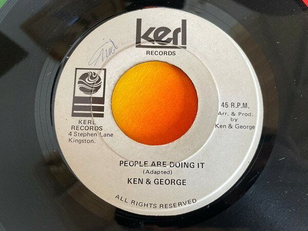 ・アーティスト Ken Boothe, George Faith ・タイトル People Are Doing It ・レーベル・型番 KERL NONE ・フォーマット 7インチレコード ・コンディション(盤) 良い (VG+) ・コンディション(ジャケット) ・コンディション(帯) オビなし ・特記事項 【盤に短いヘアライン】【レーベルに染み】 サンプル画像です。実際の商品の画像ではありません 商品写真はバーコード/カタログ番号に対応したサンプル画像ですので、お送りする商品の画像ではありません。帯やライナーなどの付属品は、特記事項に記載されている場合のみ含まれます。プロモやカラーレコードなどの仕様についても、該当する場合のみ特記事項に記載しています。 【ご購入前に必ずご確認ください】 ・本店サイト(www.recordcity.jp)とは価格、送料が違います ・本店サイト、その他支店のオーダーとは同梱発送できません ・注文確定後に別の注文を頂いた場合、注文同士の同梱は致しかねます。 ・別倉庫から発送しているため、店頭受け渡しは対応しておりません ・一部商品は他の通販サイトでも販売しているため、ご注文のタイミングによっては商品のご用意ができない場合がございます。 ・土日祝日はお休みです 金曜・祝前日9時以降のご連絡またはご入金は、返答または発送が週明け・祝日明けに順次対応となります。 ・ご購入後のキャンセル不可 ご購入後のキャンセルはいかなる理由においてもお受けできません。ご了承の上、ご購入くださいませ。 ・日本郵便(ゆうパック/ゆうメール)によるお届けになります。 ・中古品であることをご理解ください 当ストアでは中古商品を主に販売しております。中古品であることをご理解の上ご購入ください。また、一部商品はRecordCityオンラインストアで試聴可能です。 ・返品について お客様のご都合による返品は一切承っておりません。 表記の内容と実際の商品に相違がある場合、また針飛び等で返品・返金をご希望される場合は、商品の到着後1週間以内にご連絡ください。商品の返送をこちらで確認後、キャンセル・返金を行います。 コンディションVG以下の商品は返品できません。プレイに影響のない表面のこすれ傷、プレス起因のノイズ盤は返品の対象外です。 【コンディション表記】 ・ほぼ新品(M-)(Like New) 完全な新品。未使用。当店ではほぼ使用しません ・非常に良い(EX)(Excellent) 中古盤として美品な状態。わずかな経年を感じるものの傷みを感じさせない、当店基準で最高の状態 ・良い(VG+)(Very Good Plus) 丁寧に扱われた中古品で、軽い使用感がみられる。 ・可(VG)(Acceptable) 使い込まれた中古品で、「良い」よりもさらに使用感がみられる。 ・悪い(VG-)(Bad) 状態が悪いアイテム。使用の保障はなく、再生不可、針飛び、目立つノイズがあるかもしれない。状態によるクレーム不可。返品不可。 ・非常に悪い(G)(Very Bad) 「悪い」よりさらに状態が悪いアイテム。使用の保障はなく、再生不可、針飛び、目立つノイズがあるかもしれない。状態によるクレーム不可。返品不可。 ・ジャンク(Fair)(Junk/Fair) 割れている、反っている、水ダメージがある、カビ、ジャケットが分離している、ひどい書き込み、ひどい擦れなど最低の状態。使用の保障はなく、再生不可、針飛び、目立つノイズがあるかもしれない。状態によるクレーム不可。返品不可。 ・ジャンク(Poor)(Junk/Poor) 割れている、反っている、水ダメージがある、カビ、ジャケットが分離している、ひどい書き込み、ひどい擦れなど最低の状態。使用の保障はなく、再生不可、針飛び、目立つノイズがあるかもしれない。状態によるクレーム不可。返品不可。