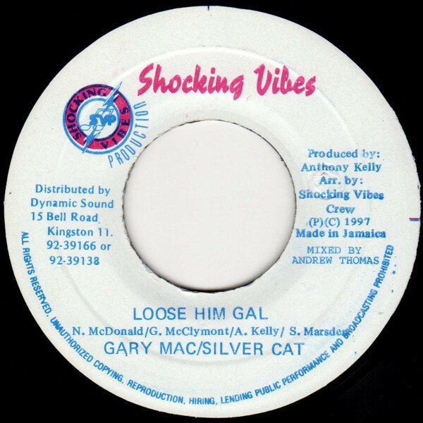 ・アーティスト Gary Mac & Silver Cat ・タイトル Loose Him Gal ・レーベル Shocking Vibes NONE ・フォーマット 7インチレコード ・コンディション(盤) 良い (VG+) ・コンディション(ジャケット) ・コンディション(帯) オビなし ・特記事項 サンプル画像です。実際の商品の画像ではありません 商品写真はバーコード/カタログ番号に対応したサンプル画像ですので、お送りする商品の画像ではありません。帯やライナーなどの付属品は、特記事項に記載されている場合のみ含まれます。プロモやカラーレコードなどの仕様についても、該当する場合のみ特記事項に記載しています。 【ご購入前に必ずご確認ください】 ・本店サイト(www.recordcity.jp)とは価格、送料が違います ・本店サイト、その他支店のオーダーとは同梱発送できません ・別倉庫から発送しているため、店頭受け渡しは対応しておりません ・一部商品は他の通販サイトでも販売しているため、ご注文のタイミングによっては商品のご用意ができない場合がございます。 ・土日祝日はお休みです 金曜・祝前日9時以降のご連絡またはご入金は、返答または発送が週明け・祝日明けに順次対応となります。 ・ご購入後のキャンセル不可 ご購入後のキャンセルはいかなる理由においてもお受けできません。ご了承の上、ご購入くださいませ。 ・日本郵便(ゆうパック/ゆうメール)によるお届けになります。 ・中古品であることをご理解ください 当ストアではお客様よりお譲りいただいた中古商品を主に販売しております。中古品であることをご理解の上ご購入ください。また、一部商品はRecordCityオンラインストアで試聴可能です。 ・返品について お客様のご都合による返品は一切承っておりません。 表記の内容と実際の商品に相違がある場合、また針飛び等で返品・返金をご希望される場合は、商品の到着後1週間以内にご連絡ください。商品の返送をこちらで確認後、キャンセル・返金を行います。 コンディションVG以下の商品は返品できません。プレイに影響のない表面のこすれ傷、プレス起因のノイズ盤は返品の対象外です。 【コンディション表記】 ・ほぼ新品(M-)(Like New) 完全な新品。未使用。当店ではほぼ使用しません ・非常に良い(EX)(Excellent) 中古盤として美品な状態。わずかな経年を感じるものの傷みを感じさせない、当店基準で最高の状態 ・良い(VG+)(Very Good Plus) 丁寧に扱われた中古品で、軽い使用感がみられる。 ・可(VG)(Acceptable) 使い込まれた中古品で、「良い」よりもさらに使用感がみられる。 ・悪い(VG-)(Bad) 状態が悪いアイテム。使用の保障はなく、再生不可、針飛び、目立つノイズがあるかもしれない。状態によるクレーム不可。返品不可。 ・非常に悪い(G)(Very Bad) 「悪い」よりさらに状態が悪いアイテム。使用の保障はなく、再生不可、針飛び、目立つノイズがあるかもしれない。状態によるクレーム不可。返品不可。 ・ジャンク(Fair)(Junk/Fair) 割れている、反っている、水ダメージがある、カビ、ジャケットが分離している、ひどい書き込み、ひどい擦れなど最低の状態。使用の保障はなく、再生不可、針飛び、目立つノイズがあるかもしれない。状態によるクレーム不可。返品不可。 ・ジャンク(Poor)(Junk/Poor) 割れている、反っている、水ダメージがある、カビ、ジャケットが分離している、ひどい書き込み、ひどい擦れなど最低の状態。使用の保障はなく、再生不可、針飛び、目立つノイズがあるかもしれない。状態によるクレーム不可。返品不可。