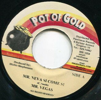 ・アーティスト Mr. Vegas ・タイトル Mr. Neva Si Come Si ・レーベル・型番 Pot Of Gold NONE ・フォーマット 7インチレコード ・コンディション(盤) 良い (VG+) ・コンディション(ジャケット) ・コンディション(帯) オビなし ・特記事項 【レーベルにシール付着】 サンプル画像です。実際の商品の画像ではありません 商品写真はバーコード/カタログ番号に対応したサンプル画像ですので、お送りする商品の画像ではありません。帯やライナーなどの付属品は、特記事項に記載されている場合のみ含まれます。プロモやカラーレコードなどの仕様についても、該当する場合のみ特記事項に記載しています。 【ご購入前に必ずご確認ください】 ・本店サイト(www.recordcity.jp)とは価格、送料が違います ・本店サイト、その他支店のオーダーとは同梱発送できません ・注文確定後に別の注文を頂いた場合、注文同士の同梱は致しかねます。 ・別倉庫から発送しているため、店頭受け渡しは対応しておりません ・一部商品は他の通販サイトでも販売しているため、ご注文のタイミングによっては商品のご用意ができない場合がございます。 ・土日祝日はお休みです 金曜・祝前日9時以降のご連絡またはご入金は、返答または発送が週明け・祝日明けに順次対応となります。 ・ご購入後のキャンセル不可 ご購入後のキャンセルはいかなる理由においてもお受けできません。ご了承の上、ご購入くださいませ。 ・日本郵便(ゆうパック/ゆうメール)によるお届けになります。 ・中古品であることをご理解ください 当ストアでは中古商品を主に販売しております。中古品であることをご理解の上ご購入ください。また、一部商品はRecordCityオンラインストアで試聴可能です。 ・返品について お客様のご都合による返品は一切承っておりません。 表記の内容と実際の商品に相違がある場合、また針飛び等で返品・返金をご希望される場合は、商品の到着後1週間以内にご連絡ください。商品の返送をこちらで確認後、キャンセル・返金を行います。 コンディションVG以下の商品は返品できません。プレイに影響のない表面のこすれ傷、プレス起因のノイズ盤は返品の対象外です。 【コンディション表記】 ・ほぼ新品(M-)(Like New) 完全な新品。未使用。当店ではほぼ使用しません ・非常に良い(EX)(Excellent) 中古盤として美品な状態。わずかな経年を感じるものの傷みを感じさせない、当店基準で最高の状態 ・良い(VG+)(Very Good Plus) 丁寧に扱われた中古品で、軽い使用感がみられる。 ・可(VG)(Acceptable) 使い込まれた中古品で、「良い」よりもさらに使用感がみられる。 ・悪い(VG-)(Bad) 状態が悪いアイテム。使用の保障はなく、再生不可、針飛び、目立つノイズがあるかもしれない。状態によるクレーム不可。返品不可。 ・非常に悪い(G)(Very Bad) 「悪い」よりさらに状態が悪いアイテム。使用の保障はなく、再生不可、針飛び、目立つノイズがあるかもしれない。状態によるクレーム不可。返品不可。 ・ジャンク(Fair)(Junk/Fair) 割れている、反っている、水ダメージがある、カビ、ジャケットが分離している、ひどい書き込み、ひどい擦れなど最低の状態。使用の保障はなく、再生不可、針飛び、目立つノイズがあるかもしれない。状態によるクレーム不可。返品不可。 ・ジャンク(Poor)(Junk/Poor) 割れている、反っている、水ダメージがある、カビ、ジャケットが分離している、ひどい書き込み、ひどい擦れなど最低の状態。使用の保障はなく、再生不可、針飛び、目立つノイズがあるかもしれない。状態によるクレーム不可。返品不可。