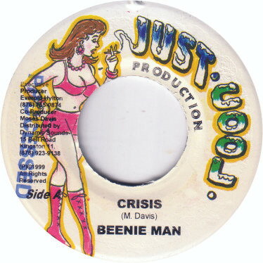 ・アーティスト Beenie Man ・タイトル Crisis ・レーベル・型番 Just Cool Production NONE ・フォーマット 7インチレコード ・コンディション(盤) 良い (VG+) ・コンディション(ジャケット) ・コンディション(帯) オビなし ・特記事項 サンプル画像です。実際の商品の画像ではありません 商品写真はバーコード/カタログ番号に対応したサンプル画像ですので、お送りする商品の画像ではありません。帯やライナーなどの付属品は、特記事項に記載されている場合のみ含まれます。プロモやカラーレコードなどの仕様についても、該当する場合のみ特記事項に記載しています。 【ご購入前に必ずご確認ください】 ・本店サイト(www.recordcity.jp)とは価格、送料が違います ・本店サイト、その他支店のオーダーとは同梱発送できません ・注文確定後に別の注文を頂いた場合、注文同士の同梱は致しかねます。 ・別倉庫から発送しているため、店頭受け渡しは対応しておりません ・一部商品は他の通販サイトでも販売しているため、ご注文のタイミングによっては商品のご用意ができない場合がございます。 ・土日祝日はお休みです 金曜・祝前日9時以降のご連絡またはご入金は、返答または発送が週明け・祝日明けに順次対応となります。 ・ご購入後のキャンセル不可 ご購入後のキャンセルはいかなる理由においてもお受けできません。ご了承の上、ご購入くださいませ。 ・日本郵便(ゆうパック/ゆうメール)によるお届けになります。 ・中古品であることをご理解ください 当ストアでは中古商品を主に販売しております。中古品であることをご理解の上ご購入ください。また、一部商品はRecordCityオンラインストアで試聴可能です。 ・返品について お客様のご都合による返品は一切承っておりません。 表記の内容と実際の商品に相違がある場合、また針飛び等で返品・返金をご希望される場合は、商品の到着後1週間以内にご連絡ください。商品の返送をこちらで確認後、キャンセル・返金を行います。 コンディションVG以下の商品は返品できません。プレイに影響のない表面のこすれ傷、プレス起因のノイズ盤は返品の対象外です。 【コンディション表記】 ・ほぼ新品(M-)(Like New) 完全な新品。未使用。当店ではほぼ使用しません ・非常に良い(EX)(Excellent) 中古盤として美品な状態。わずかな経年を感じるものの傷みを感じさせない、当店基準で最高の状態 ・良い(VG+)(Very Good Plus) 丁寧に扱われた中古品で、軽い使用感がみられる。 ・可(VG)(Acceptable) 使い込まれた中古品で、「良い」よりもさらに使用感がみられる。 ・悪い(VG-)(Bad) 状態が悪いアイテム。使用の保障はなく、再生不可、針飛び、目立つノイズがあるかもしれない。状態によるクレーム不可。返品不可。 ・非常に悪い(G)(Very Bad) 「悪い」よりさらに状態が悪いアイテム。使用の保障はなく、再生不可、針飛び、目立つノイズがあるかもしれない。状態によるクレーム不可。返品不可。 ・ジャンク(Fair)(Junk/Fair) 割れている、反っている、水ダメージがある、カビ、ジャケットが分離している、ひどい書き込み、ひどい擦れなど最低の状態。使用の保障はなく、再生不可、針飛び、目立つノイズがあるかもしれない。状態によるクレーム不可。返品不可。 ・ジャンク(Poor)(Junk/Poor) 割れている、反っている、水ダメージがある、カビ、ジャケットが分離している、ひどい書き込み、ひどい擦れなど最低の状態。使用の保障はなく、再生不可、針飛び、目立つノイズがあるかもしれない。状態によるクレーム不可。返品不可。