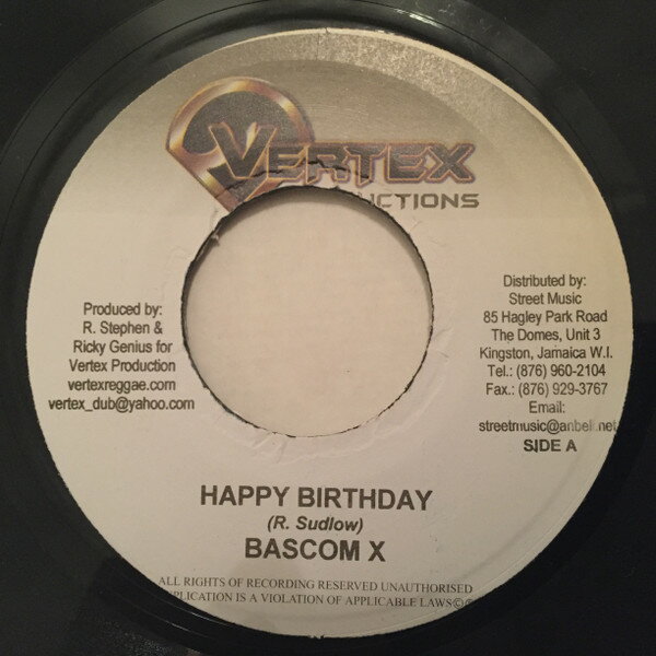 ・アーティスト Bascom X / Brahyhan Art ・タイトル Happy Birthday / Restrain The Youth ・レーベル・型番 Vertex Productions NONE ・フォーマット 7インチレコード ・コンディション(盤) 良い (VG+) ・コンディション(ジャケット) ・コンディション(帯) オビなし ・特記事項 【レーベルにシール付着】 サンプル画像です。実際の商品の画像ではありません 商品写真はバーコード/カタログ番号に対応したサンプル画像ですので、お送りする商品の画像ではありません。帯やライナーなどの付属品は、特記事項に記載されている場合のみ含まれます。プロモやカラーレコードなどの仕様についても、該当する場合のみ特記事項に記載しています。 【ご購入前に必ずご確認ください】 ・本店サイト(www.recordcity.jp)とは価格、送料が違います ・本店サイト、その他支店のオーダーとは同梱発送できません ・注文確定後に別の注文を頂いた場合、注文同士の同梱は致しかねます。 ・別倉庫から発送しているため、店頭受け渡しは対応しておりません ・一部商品は他の通販サイトでも販売しているため、ご注文のタイミングによっては商品のご用意ができない場合がございます。 ・土日祝日はお休みです 金曜・祝前日9時以降のご連絡またはご入金は、返答または発送が週明け・祝日明けに順次対応となります。 ・ご購入後のキャンセル不可 ご購入後のキャンセルはいかなる理由においてもお受けできません。ご了承の上、ご購入くださいませ。 ・日本郵便(ゆうパック/ゆうメール)によるお届けになります。 ・中古品であることをご理解ください 当ストアでは中古商品を主に販売しております。中古品であることをご理解の上ご購入ください。また、一部商品はRecordCityオンラインストアで試聴可能です。 ・返品について お客様のご都合による返品は一切承っておりません。 表記の内容と実際の商品に相違がある場合、また針飛び等で返品・返金をご希望される場合は、商品の到着後1週間以内にご連絡ください。商品の返送をこちらで確認後、キャンセル・返金を行います。 コンディションVG以下の商品は返品できません。プレイに影響のない表面のこすれ傷、プレス起因のノイズ盤は返品の対象外です。 【コンディション表記】 ・ほぼ新品(M-)(Like New) 完全な新品。未使用。当店ではほぼ使用しません ・非常に良い(EX)(Excellent) 中古盤として美品な状態。わずかな経年を感じるものの傷みを感じさせない、当店基準で最高の状態 ・良い(VG+)(Very Good Plus) 丁寧に扱われた中古品で、軽い使用感がみられる。 ・可(VG)(Acceptable) 使い込まれた中古品で、「良い」よりもさらに使用感がみられる。 ・悪い(VG-)(Bad) 状態が悪いアイテム。使用の保障はなく、再生不可、針飛び、目立つノイズがあるかもしれない。状態によるクレーム不可。返品不可。 ・非常に悪い(G)(Very Bad) 「悪い」よりさらに状態が悪いアイテム。使用の保障はなく、再生不可、針飛び、目立つノイズがあるかもしれない。状態によるクレーム不可。返品不可。 ・ジャンク(Fair)(Junk/Fair) 割れている、反っている、水ダメージがある、カビ、ジャケットが分離している、ひどい書き込み、ひどい擦れなど最低の状態。使用の保障はなく、再生不可、針飛び、目立つノイズがあるかもしれない。状態によるクレーム不可。返品不可。 ・ジャンク(Poor)(Junk/Poor) 割れている、反っている、水ダメージがある、カビ、ジャケットが分離している、ひどい書き込み、ひどい擦れなど最低の状態。使用の保障はなく、再生不可、針飛び、目立つノイズがあるかもしれない。状態によるクレーム不可。返品不可。