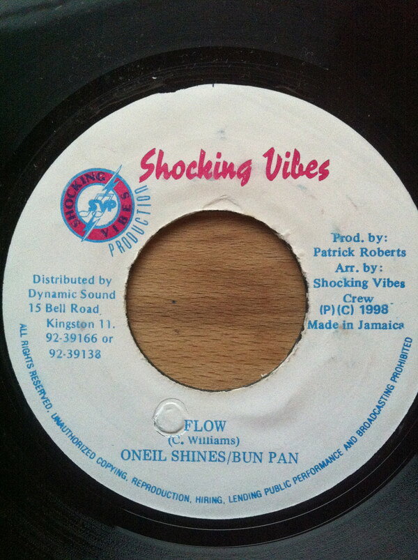 ・アーティスト Oneil Shines / Bun Pan ・タイトル Flow ・レーベル・型番 Shocking Vibes NONE ・フォーマット 7インチレコード ・コンディション(盤) 良い (VG+) ・コンディション(ジャケット) ・コンディション(帯) オビなし ・特記事項 サンプル画像です。実際の商品の画像ではありません 商品写真はバーコード/カタログ番号に対応したサンプル画像ですので、お送りする商品の画像ではありません。帯やライナーなどの付属品は、特記事項に記載されている場合のみ含まれます。プロモやカラーレコードなどの仕様についても、該当する場合のみ特記事項に記載しています。 【ご購入前に必ずご確認ください】 ・本店サイト(www.recordcity.jp)とは価格、送料が違います ・本店サイト、その他支店のオーダーとは同梱発送できません ・注文確定後に別の注文を頂いた場合、注文同士の同梱は致しかねます。 ・別倉庫から発送しているため、店頭受け渡しは対応しておりません ・一部商品は他の通販サイトでも販売しているため、ご注文のタイミングによっては商品のご用意ができない場合がございます。 ・土日祝日はお休みです 金曜・祝前日9時以降のご連絡またはご入金は、返答または発送が週明け・祝日明けに順次対応となります。 ・ご購入後のキャンセル不可 ご購入後のキャンセルはいかなる理由においてもお受けできません。ご了承の上、ご購入くださいませ。 ・日本郵便(ゆうパック/ゆうメール)によるお届けになります。 ・中古品であることをご理解ください 当ストアでは中古商品を主に販売しております。中古品であることをご理解の上ご購入ください。また、一部商品はRecordCityオンラインストアで試聴可能です。 ・返品について お客様のご都合による返品は一切承っておりません。 表記の内容と実際の商品に相違がある場合、また針飛び等で返品・返金をご希望される場合は、商品の到着後1週間以内にご連絡ください。商品の返送をこちらで確認後、キャンセル・返金を行います。 コンディションVG以下の商品は返品できません。プレイに影響のない表面のこすれ傷、プレス起因のノイズ盤は返品の対象外です。 【コンディション表記】 ・ほぼ新品(M-)(Like New) 完全な新品。未使用。当店ではほぼ使用しません ・非常に良い(EX)(Excellent) 中古盤として美品な状態。わずかな経年を感じるものの傷みを感じさせない、当店基準で最高の状態 ・良い(VG+)(Very Good Plus) 丁寧に扱われた中古品で、軽い使用感がみられる。 ・可(VG)(Acceptable) 使い込まれた中古品で、「良い」よりもさらに使用感がみられる。 ・悪い(VG-)(Bad) 状態が悪いアイテム。使用の保障はなく、再生不可、針飛び、目立つノイズがあるかもしれない。状態によるクレーム不可。返品不可。 ・非常に悪い(G)(Very Bad) 「悪い」よりさらに状態が悪いアイテム。使用の保障はなく、再生不可、針飛び、目立つノイズがあるかもしれない。状態によるクレーム不可。返品不可。 ・ジャンク(Fair)(Junk/Fair) 割れている、反っている、水ダメージがある、カビ、ジャケットが分離している、ひどい書き込み、ひどい擦れなど最低の状態。使用の保障はなく、再生不可、針飛び、目立つノイズがあるかもしれない。状態によるクレーム不可。返品不可。 ・ジャンク(Poor)(Junk/Poor) 割れている、反っている、水ダメージがある、カビ、ジャケットが分離している、ひどい書き込み、ひどい擦れなど最低の状態。使用の保障はなく、再生不可、針飛び、目立つノイズがあるかもしれない。状態によるクレーム不可。返品不可。