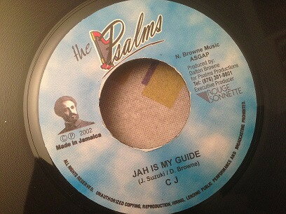 ・アーティスト Iyundai / CJ (47) ・タイトル Haile I Chant / Jah Is My Guide ・レーベル・型番 The Psalms NONE ・フォーマット 7インチレコード ・コンディション(盤) 良い (VG+) ・コンディション(ジャケット) ・コンディション(帯) オビなし ・特記事項 サンプル画像です。実際の商品の画像ではありません 商品写真はバーコード/カタログ番号に対応したサンプル画像ですので、お送りする商品の画像ではありません。帯やライナーなどの付属品は、特記事項に記載されている場合のみ含まれます。プロモやカラーレコードなどの仕様についても、該当する場合のみ特記事項に記載しています。 【ご購入前に必ずご確認ください】 ・本店サイト(www.recordcity.jp)とは価格、送料が違います ・本店サイト、その他支店のオーダーとは同梱発送できません ・注文確定後に別の注文を頂いた場合、注文同士の同梱は致しかねます。 ・別倉庫から発送しているため、店頭受け渡しは対応しておりません ・一部商品は他の通販サイトでも販売しているため、ご注文のタイミングによっては商品のご用意ができない場合がございます。 ・土日祝日はお休みです 金曜・祝前日9時以降のご連絡またはご入金は、返答または発送が週明け・祝日明けに順次対応となります。 ・ご購入後のキャンセル不可 ご購入後のキャンセルはいかなる理由においてもお受けできません。ご了承の上、ご購入くださいませ。 ・日本郵便(ゆうパック/ゆうメール)によるお届けになります。 ・中古品であることをご理解ください 当ストアでは中古商品を主に販売しております。中古品であることをご理解の上ご購入ください。また、一部商品はRecordCityオンラインストアで試聴可能です。 ・返品について お客様のご都合による返品は一切承っておりません。 表記の内容と実際の商品に相違がある場合、また針飛び等で返品・返金をご希望される場合は、商品の到着後1週間以内にご連絡ください。商品の返送をこちらで確認後、キャンセル・返金を行います。 コンディションVG以下の商品は返品できません。プレイに影響のない表面のこすれ傷、プレス起因のノイズ盤は返品の対象外です。 【コンディション表記】 ・ほぼ新品(M-)(Like New) 完全な新品。未使用。当店ではほぼ使用しません ・非常に良い(EX)(Excellent) 中古盤として美品な状態。わずかな経年を感じるものの傷みを感じさせない、当店基準で最高の状態 ・良い(VG+)(Very Good Plus) 丁寧に扱われた中古品で、軽い使用感がみられる。 ・可(VG)(Acceptable) 使い込まれた中古品で、「良い」よりもさらに使用感がみられる。 ・悪い(VG-)(Bad) 状態が悪いアイテム。使用の保障はなく、再生不可、針飛び、目立つノイズがあるかもしれない。状態によるクレーム不可。返品不可。 ・非常に悪い(G)(Very Bad) 「悪い」よりさらに状態が悪いアイテム。使用の保障はなく、再生不可、針飛び、目立つノイズがあるかもしれない。状態によるクレーム不可。返品不可。 ・ジャンク(Fair)(Junk/Fair) 割れている、反っている、水ダメージがある、カビ、ジャケットが分離している、ひどい書き込み、ひどい擦れなど最低の状態。使用の保障はなく、再生不可、針飛び、目立つノイズがあるかもしれない。状態によるクレーム不可。返品不可。 ・ジャンク(Poor)(Junk/Poor) 割れている、反っている、水ダメージがある、カビ、ジャケットが分離している、ひどい書き込み、ひどい擦れなど最低の状態。使用の保障はなく、再生不可、針飛び、目立つノイズがあるかもしれない。状態によるクレーム不可。返品不可。