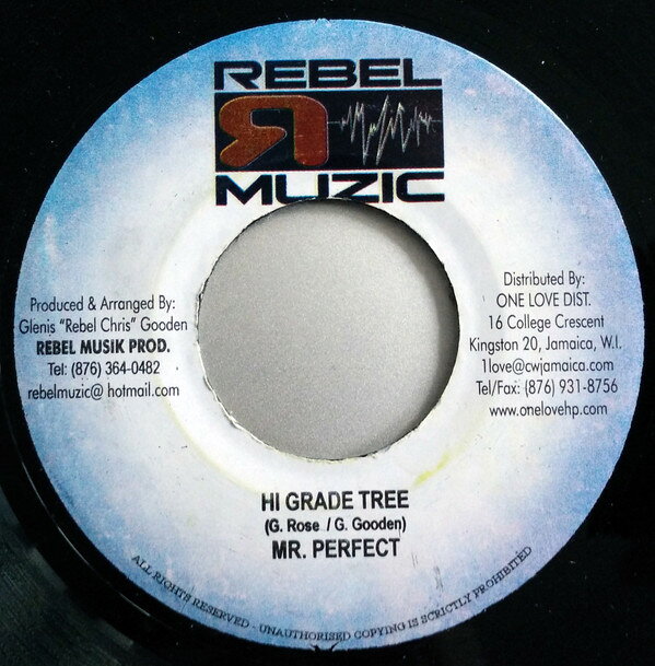 ・アーティスト Perfect ・タイトル Hi Grade Tree ・レーベル・型番 Rebel Muzic NONE ・フォーマット 7インチレコード ・コンディション(盤) 良い (VG+) ・コンディション(ジャケット) ・コンディション(帯) オビなし ・特記事項 【レーベルにシール付着】 サンプル画像です。実際の商品の画像ではありません 商品写真はバーコード/カタログ番号に対応したサンプル画像ですので、お送りする商品の画像ではありません。帯やライナーなどの付属品は、特記事項に記載されている場合のみ含まれます。プロモやカラーレコードなどの仕様についても、該当する場合のみ特記事項に記載しています。 【ご購入前に必ずご確認ください】 ・本店サイト(www.recordcity.jp)とは価格、送料が違います ・本店サイト、その他支店のオーダーとは同梱発送できません ・注文確定後に別の注文を頂いた場合、注文同士の同梱は致しかねます。 ・別倉庫から発送しているため、店頭受け渡しは対応しておりません ・一部商品は他の通販サイトでも販売しているため、ご注文のタイミングによっては商品のご用意ができない場合がございます。 ・土日祝日はお休みです 金曜・祝前日9時以降のご連絡またはご入金は、返答または発送が週明け・祝日明けに順次対応となります。 ・ご購入後のキャンセル不可 ご購入後のキャンセルはいかなる理由においてもお受けできません。ご了承の上、ご購入くださいませ。 ・日本郵便(ゆうパック/ゆうメール)によるお届けになります。 ・中古品であることをご理解ください 当ストアでは中古商品を主に販売しております。中古品であることをご理解の上ご購入ください。また、一部商品はRecordCityオンラインストアで試聴可能です。 ・返品について お客様のご都合による返品は一切承っておりません。 表記の内容と実際の商品に相違がある場合、また針飛び等で返品・返金をご希望される場合は、商品の到着後1週間以内にご連絡ください。商品の返送をこちらで確認後、キャンセル・返金を行います。 コンディションVG以下の商品は返品できません。プレイに影響のない表面のこすれ傷、プレス起因のノイズ盤は返品の対象外です。 【コンディション表記】 ・ほぼ新品(M-)(Like New) 完全な新品。未使用。当店ではほぼ使用しません ・非常に良い(EX)(Excellent) 中古盤として美品な状態。わずかな経年を感じるものの傷みを感じさせない、当店基準で最高の状態 ・良い(VG+)(Very Good Plus) 丁寧に扱われた中古品で、軽い使用感がみられる。 ・可(VG)(Acceptable) 使い込まれた中古品で、「良い」よりもさらに使用感がみられる。 ・悪い(VG-)(Bad) 状態が悪いアイテム。使用の保障はなく、再生不可、針飛び、目立つノイズがあるかもしれない。状態によるクレーム不可。返品不可。 ・非常に悪い(G)(Very Bad) 「悪い」よりさらに状態が悪いアイテム。使用の保障はなく、再生不可、針飛び、目立つノイズがあるかもしれない。状態によるクレーム不可。返品不可。 ・ジャンク(Fair)(Junk/Fair) 割れている、反っている、水ダメージがある、カビ、ジャケットが分離している、ひどい書き込み、ひどい擦れなど最低の状態。使用の保障はなく、再生不可、針飛び、目立つノイズがあるかもしれない。状態によるクレーム不可。返品不可。 ・ジャンク(Poor)(Junk/Poor) 割れている、反っている、水ダメージがある、カビ、ジャケットが分離している、ひどい書き込み、ひどい擦れなど最低の状態。使用の保障はなく、再生不可、針飛び、目立つノイズがあるかもしれない。状態によるクレーム不可。返品不可。