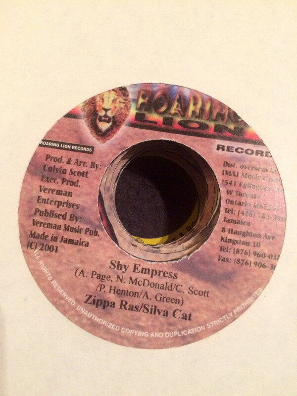 ・アーティスト Zippa Ras / Silver Cat ・タイトル Shy Empress ・レーベル・型番 Roaring Lion Records NONE ・フォーマット 7インチレコード ・コンディション(盤) 良い (VG+) ・コンディション(ジャケット) ・コンディション(帯) オビなし ・特記事項 【African Beat】 サンプル画像です。実際の商品の画像ではありません 商品写真はバーコード/カタログ番号に対応したサンプル画像ですので、お送りする商品の画像ではありません。帯やライナーなどの付属品は、特記事項に記載されている場合のみ含まれます。プロモやカラーレコードなどの仕様についても、該当する場合のみ特記事項に記載しています。 【ご購入前に必ずご確認ください】 ・本店サイト(www.recordcity.jp)とは価格、送料が違います ・本店サイト、その他支店のオーダーとは同梱発送できません ・注文確定後に別の注文を頂いた場合、注文同士の同梱は致しかねます。 ・別倉庫から発送しているため、店頭受け渡しは対応しておりません ・一部商品は他の通販サイトでも販売しているため、ご注文のタイミングによっては商品のご用意ができない場合がございます。 ・土日祝日はお休みです 金曜・祝前日9時以降のご連絡またはご入金は、返答または発送が週明け・祝日明けに順次対応となります。 ・ご購入後のキャンセル不可 ご購入後のキャンセルはいかなる理由においてもお受けできません。ご了承の上、ご購入くださいませ。 ・日本郵便(ゆうパック/ゆうメール)によるお届けになります。 ・中古品であることをご理解ください 当ストアでは中古商品を主に販売しております。中古品であることをご理解の上ご購入ください。また、一部商品はRecordCityオンラインストアで試聴可能です。 ・返品について お客様のご都合による返品は一切承っておりません。 表記の内容と実際の商品に相違がある場合、また針飛び等で返品・返金をご希望される場合は、商品の到着後1週間以内にご連絡ください。商品の返送をこちらで確認後、キャンセル・返金を行います。 コンディションVG以下の商品は返品できません。プレイに影響のない表面のこすれ傷、プレス起因のノイズ盤は返品の対象外です。 【コンディション表記】 ・ほぼ新品(M-)(Like New) 完全な新品。未使用。当店ではほぼ使用しません ・非常に良い(EX)(Excellent) 中古盤として美品な状態。わずかな経年を感じるものの傷みを感じさせない、当店基準で最高の状態 ・良い(VG+)(Very Good Plus) 丁寧に扱われた中古品で、軽い使用感がみられる。 ・可(VG)(Acceptable) 使い込まれた中古品で、「良い」よりもさらに使用感がみられる。 ・悪い(VG-)(Bad) 状態が悪いアイテム。使用の保障はなく、再生不可、針飛び、目立つノイズがあるかもしれない。状態によるクレーム不可。返品不可。 ・非常に悪い(G)(Very Bad) 「悪い」よりさらに状態が悪いアイテム。使用の保障はなく、再生不可、針飛び、目立つノイズがあるかもしれない。状態によるクレーム不可。返品不可。 ・ジャンク(Fair)(Junk/Fair) 割れている、反っている、水ダメージがある、カビ、ジャケットが分離している、ひどい書き込み、ひどい擦れなど最低の状態。使用の保障はなく、再生不可、針飛び、目立つノイズがあるかもしれない。状態によるクレーム不可。返品不可。 ・ジャンク(Poor)(Junk/Poor) 割れている、反っている、水ダメージがある、カビ、ジャケットが分離している、ひどい書き込み、ひどい擦れなど最低の状態。使用の保障はなく、再生不可、針飛び、目立つノイズがあるかもしれない。状態によるクレーム不可。返品不可。